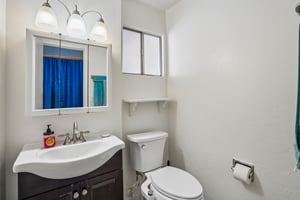 E 9th Pl-S0105-016.jpg