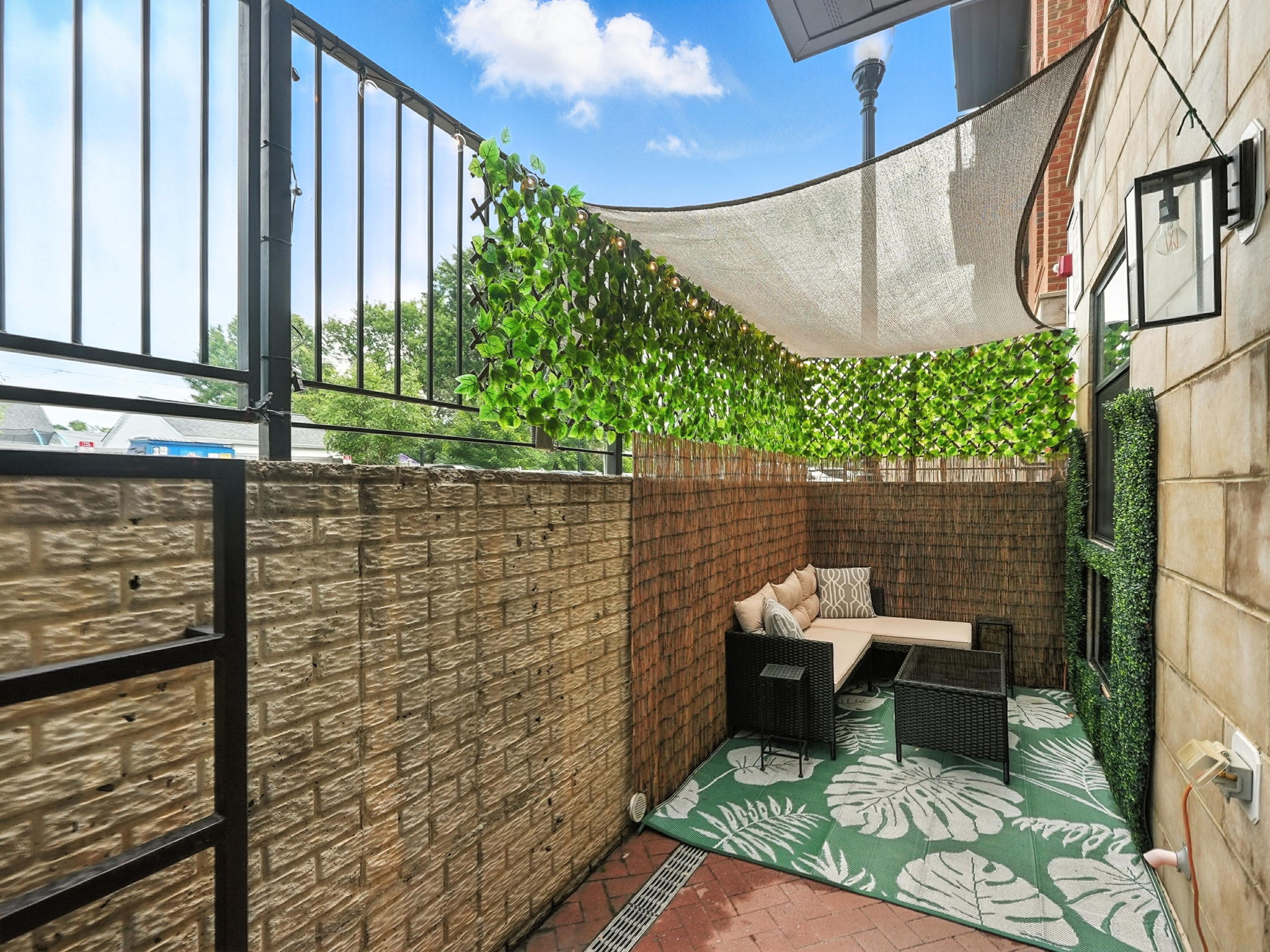 Look at this private setup to enjoy the patio