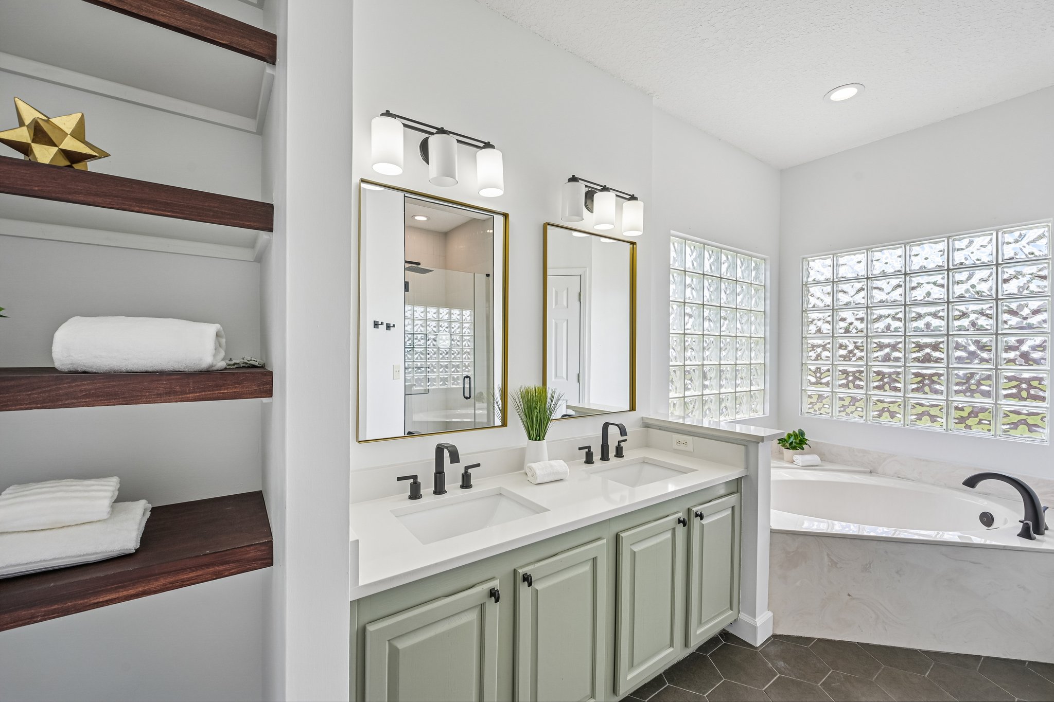 Lord Taylor Dr-S2205-034.jpg