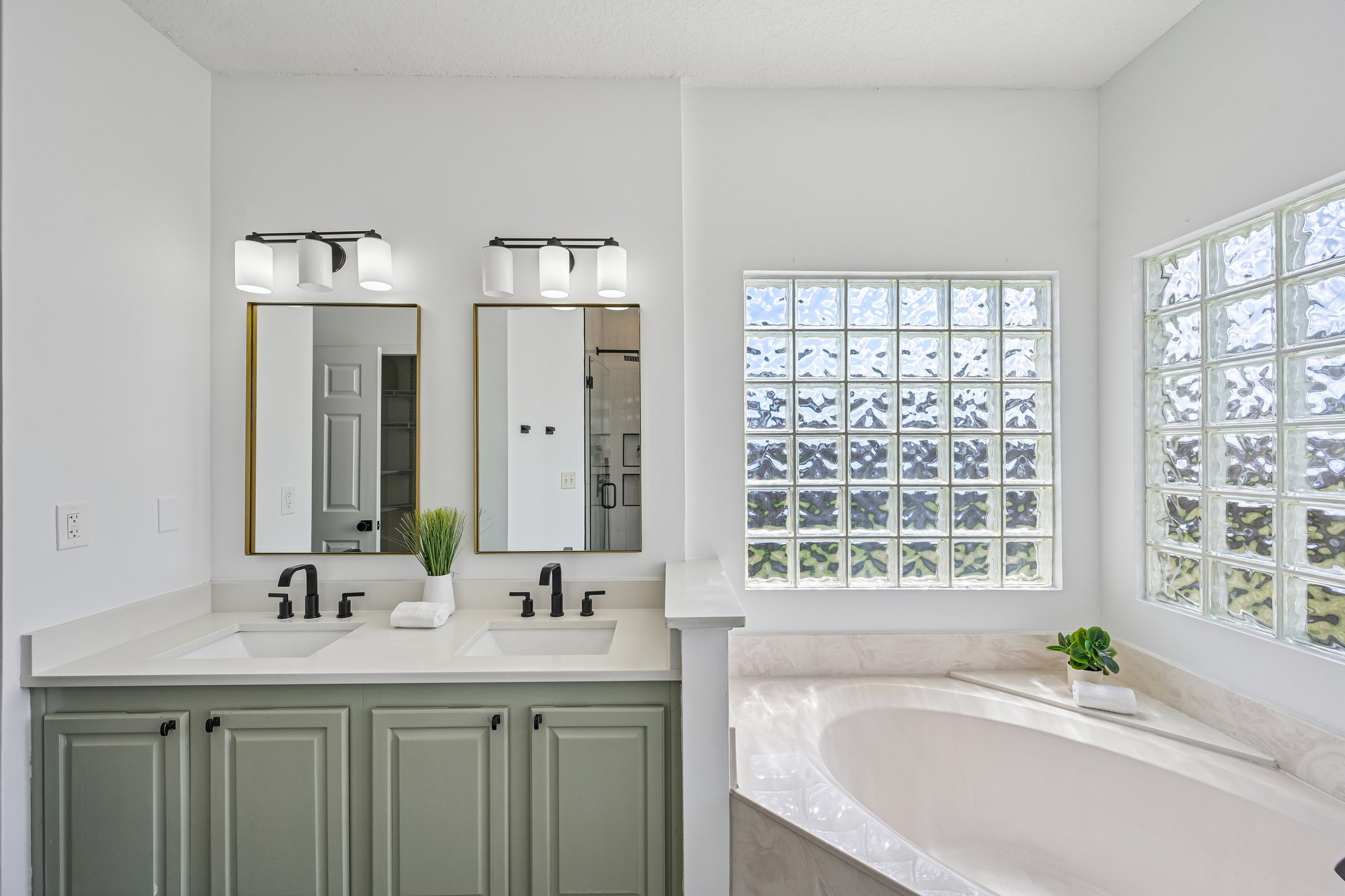 Lord Taylor Dr-S2205-035.jpg
