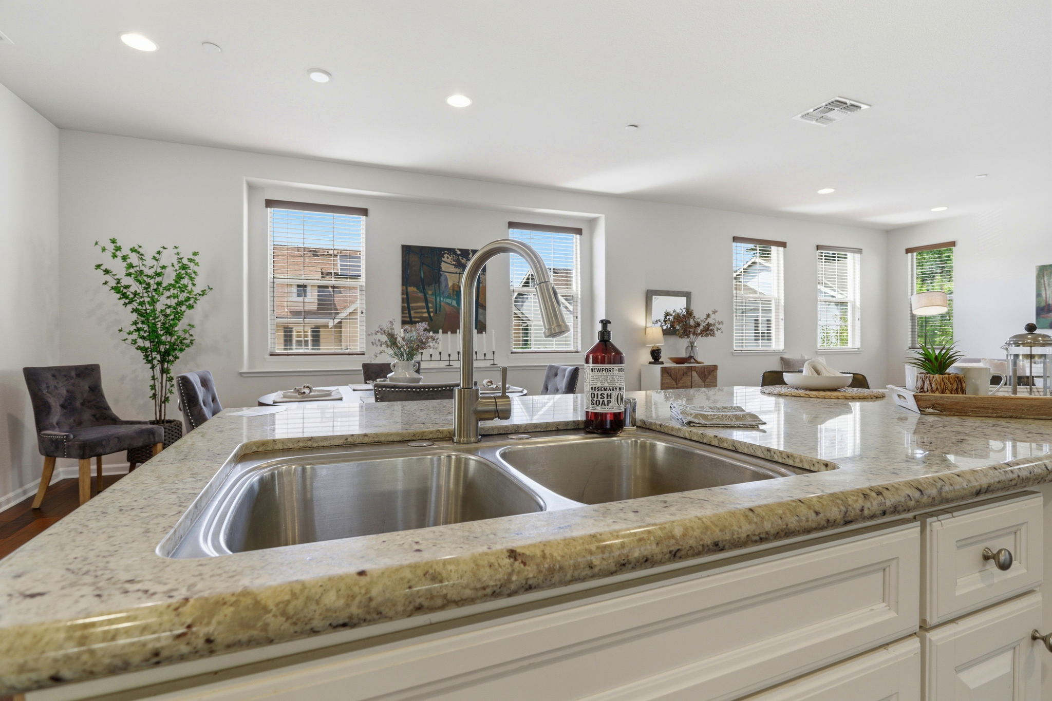 016_F8_112 Meadowview Ln