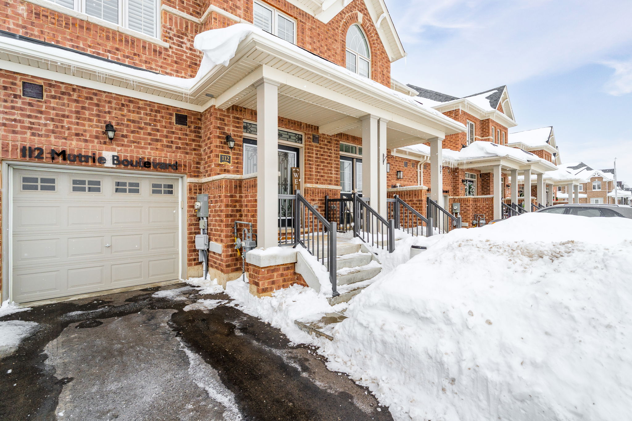 Front Porch/Entrance