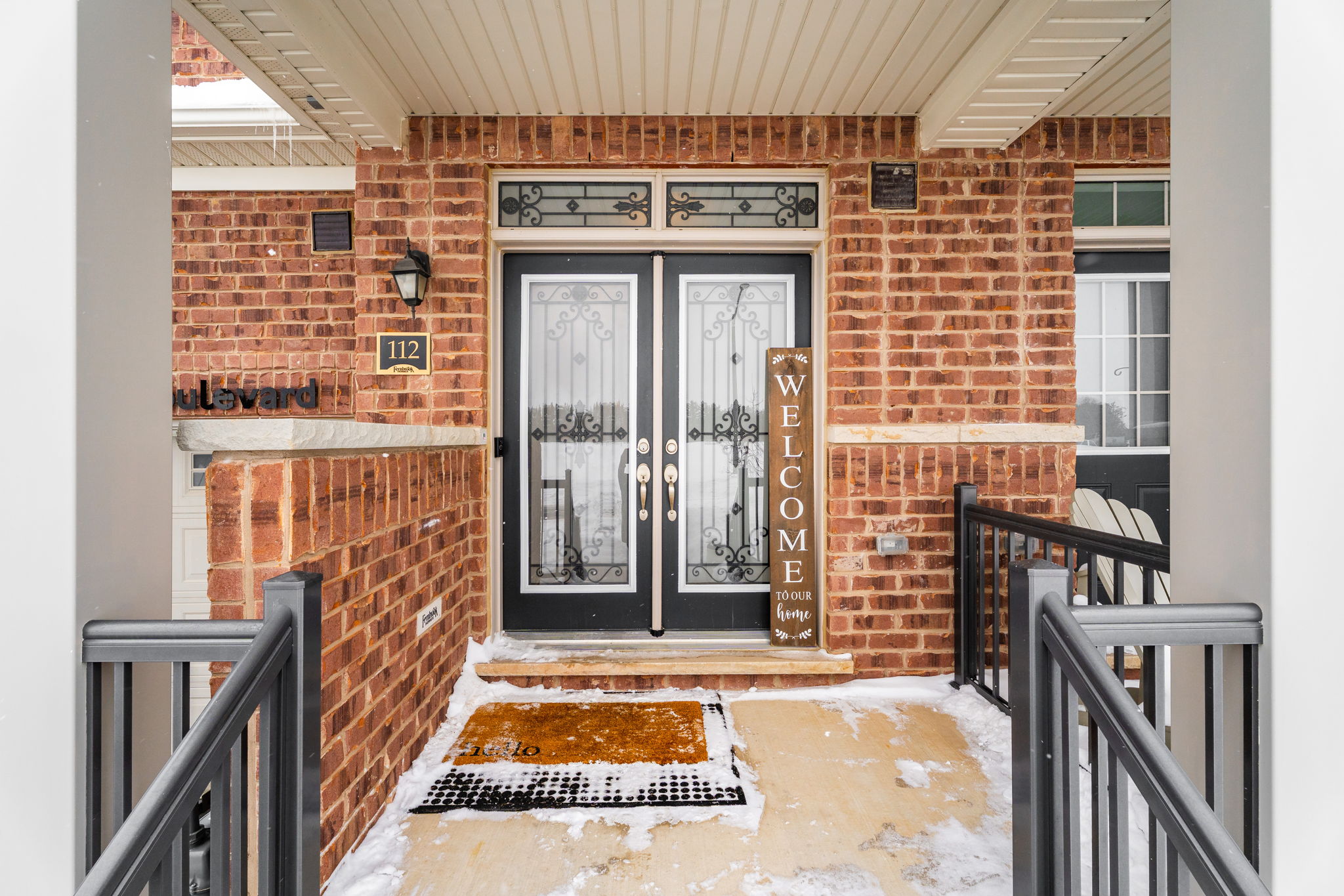 Front Porch/Entrance