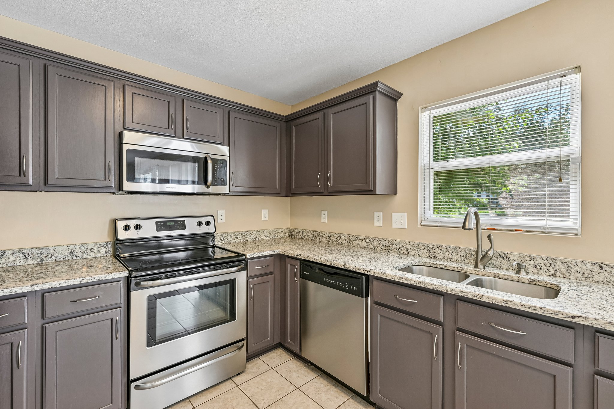 Nevis Ln-S3107-016.jpg