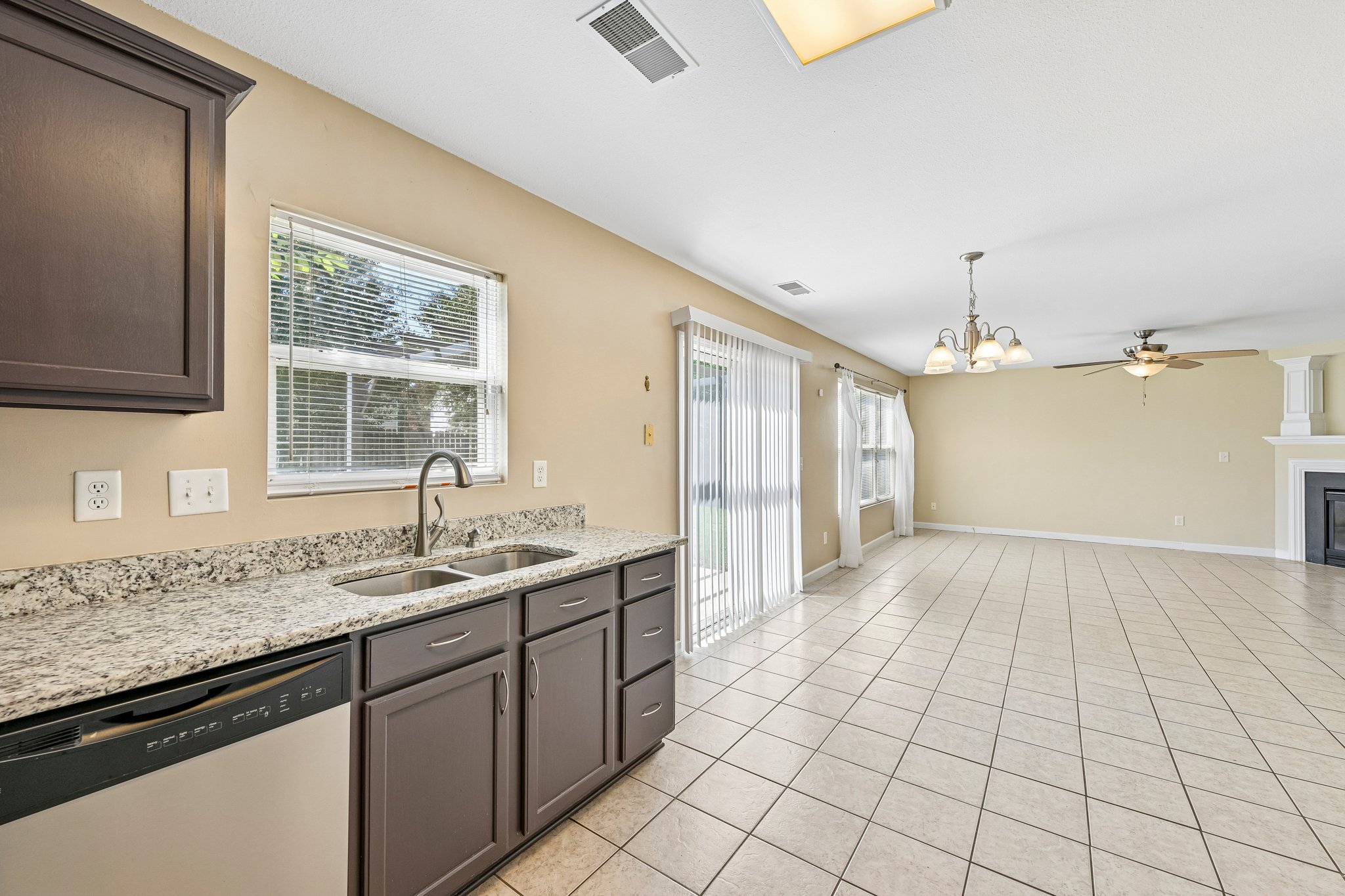 Nevis Ln-S3107-018.jpg