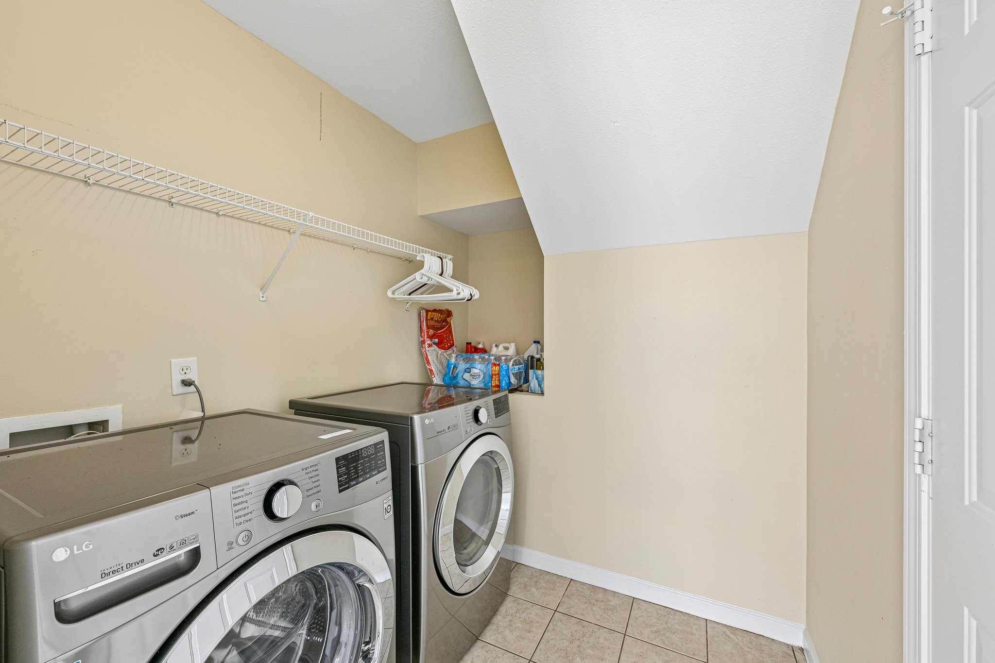 Nevis Ln-S3107-019.jpg