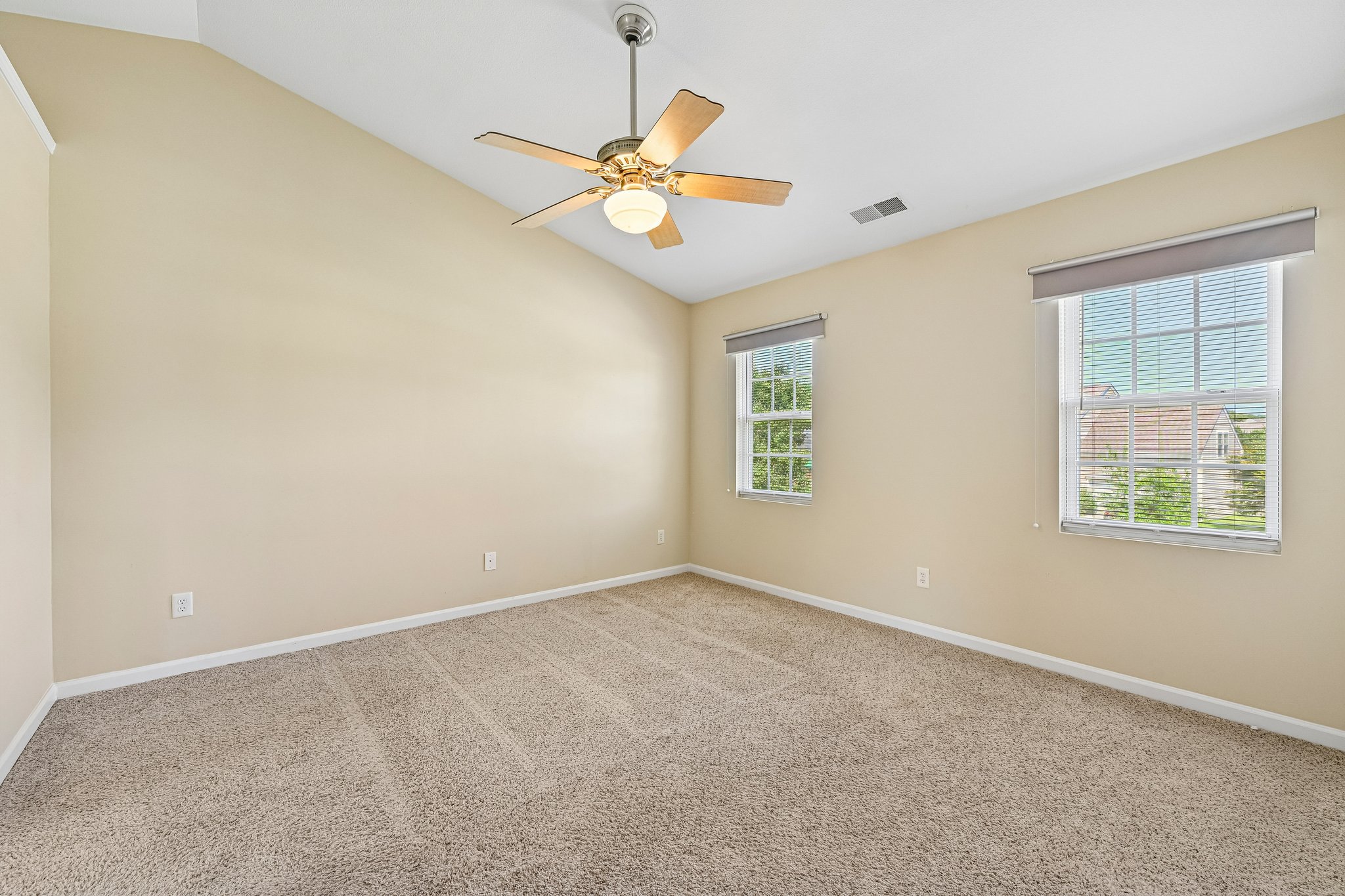 Nevis Ln-S3107-028.jpg