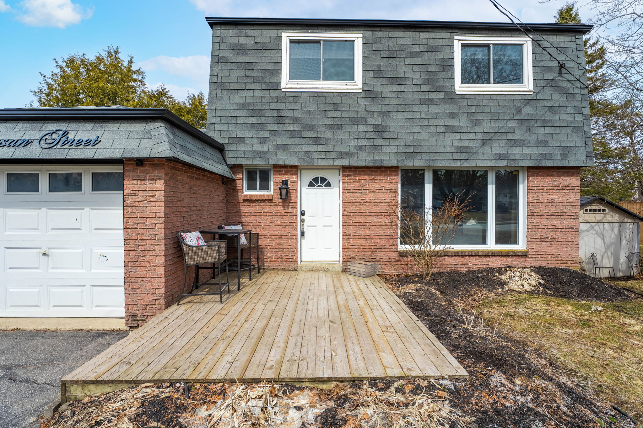 Front Porch/Entrance