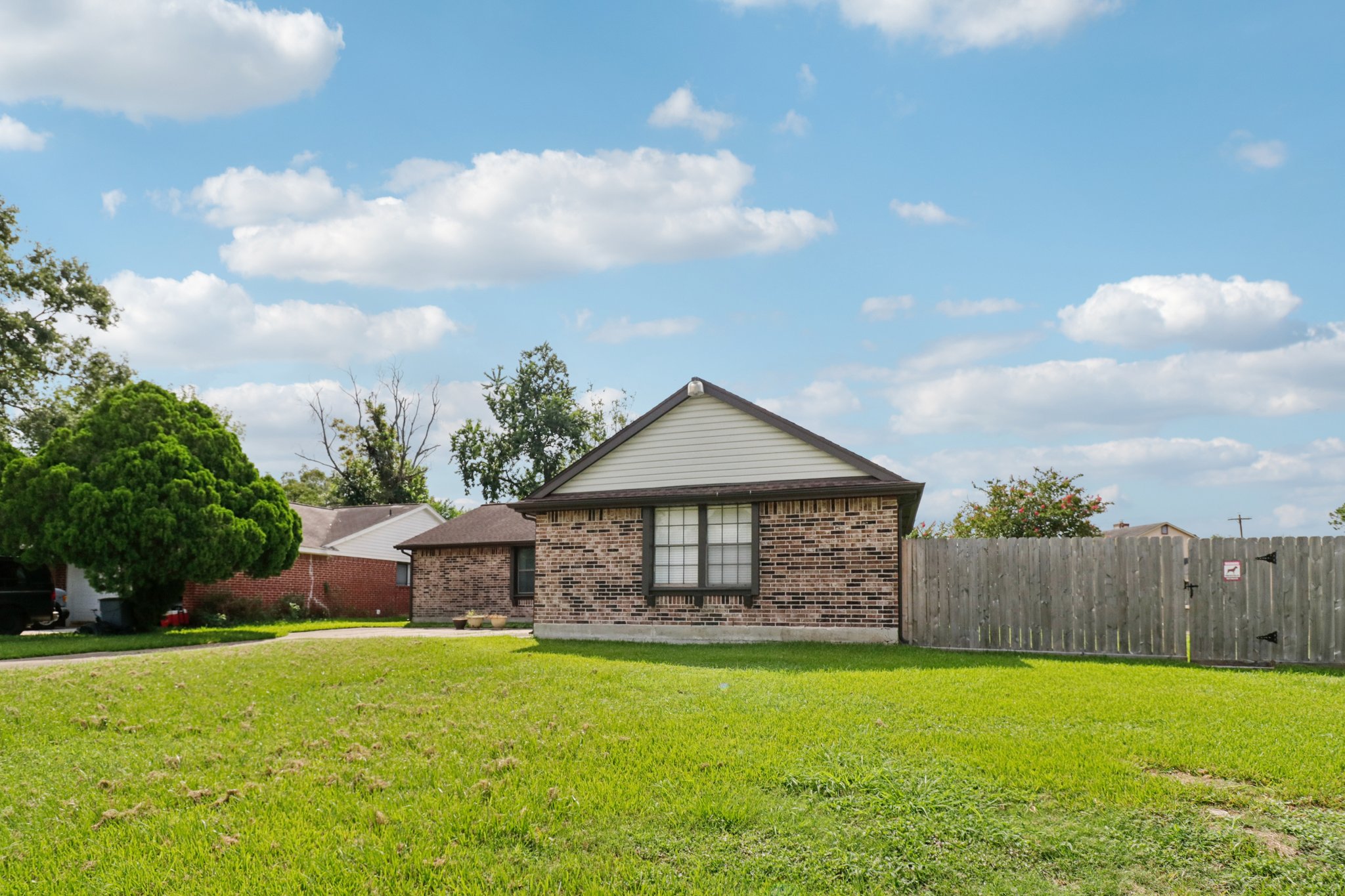 Camphorwood Dr-S0408-024.jpg