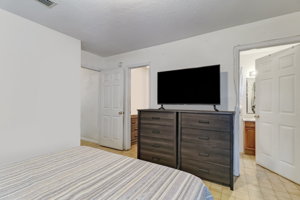 Unit 1121: master bedroom, with large walk-in closet and ensuite bath