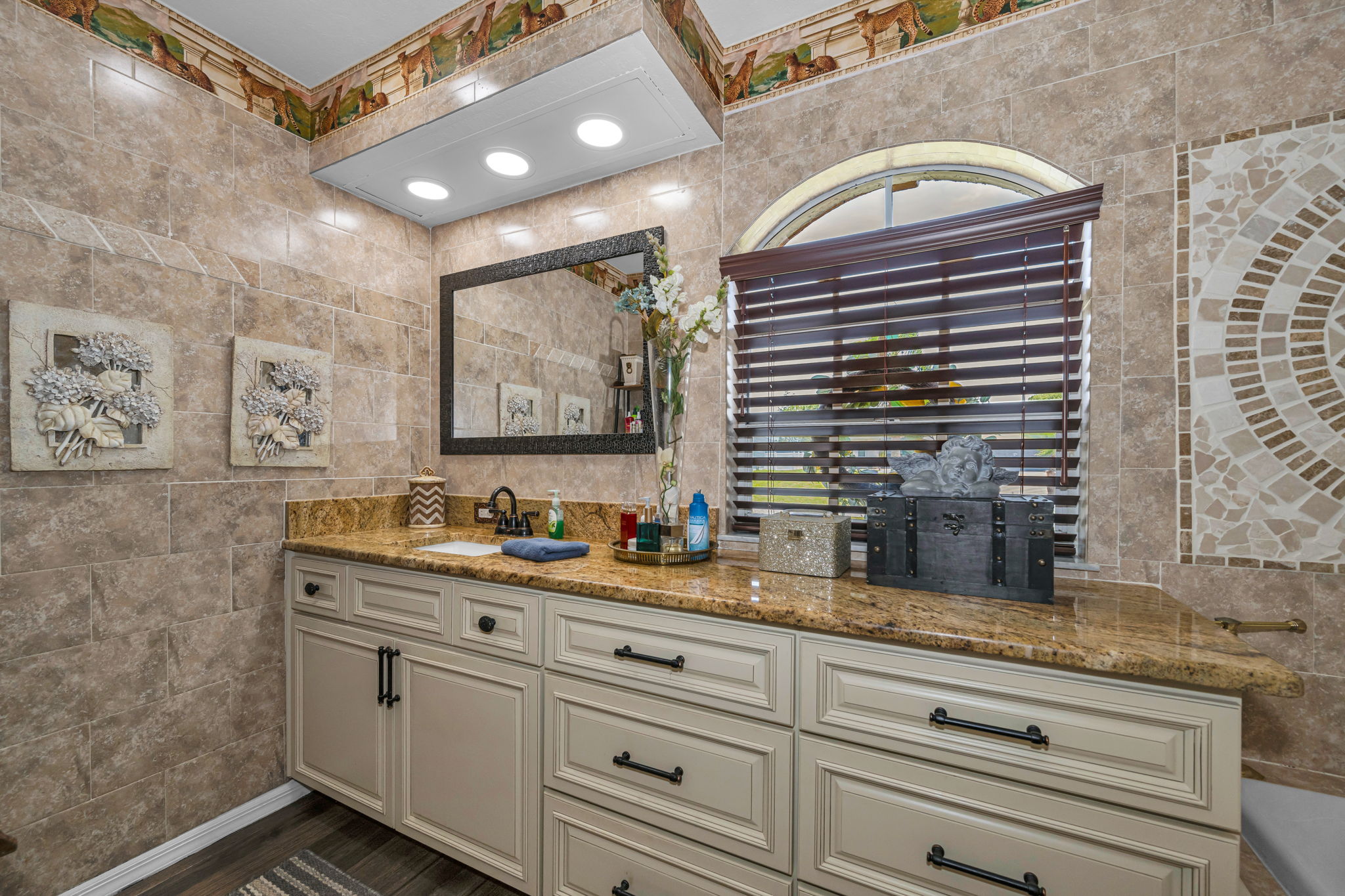 Primary Bathroom 1c