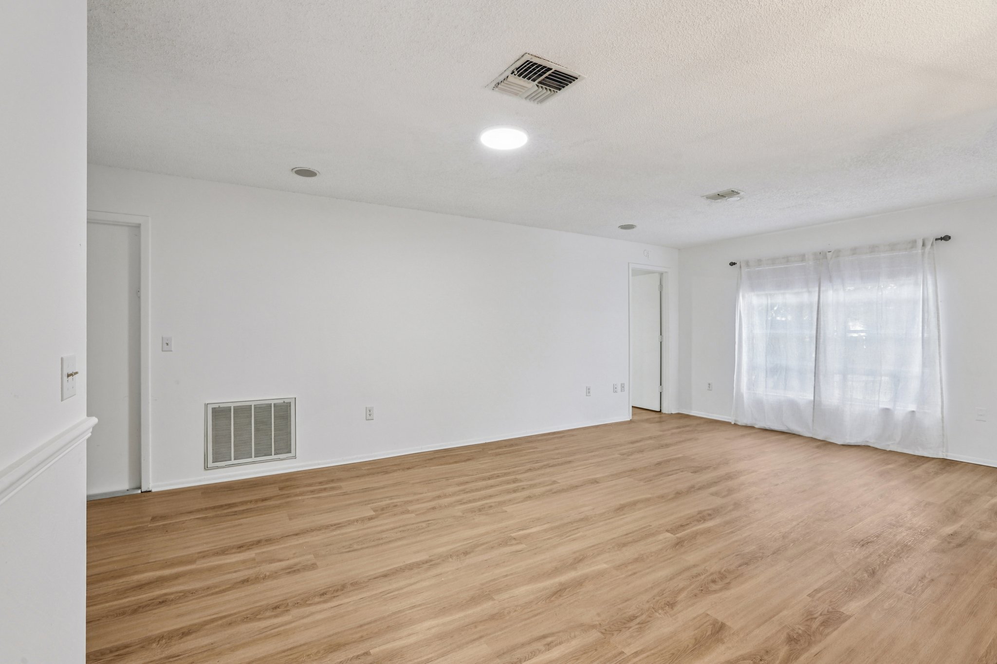 Rollingwood Dr-S0612-009.jpg