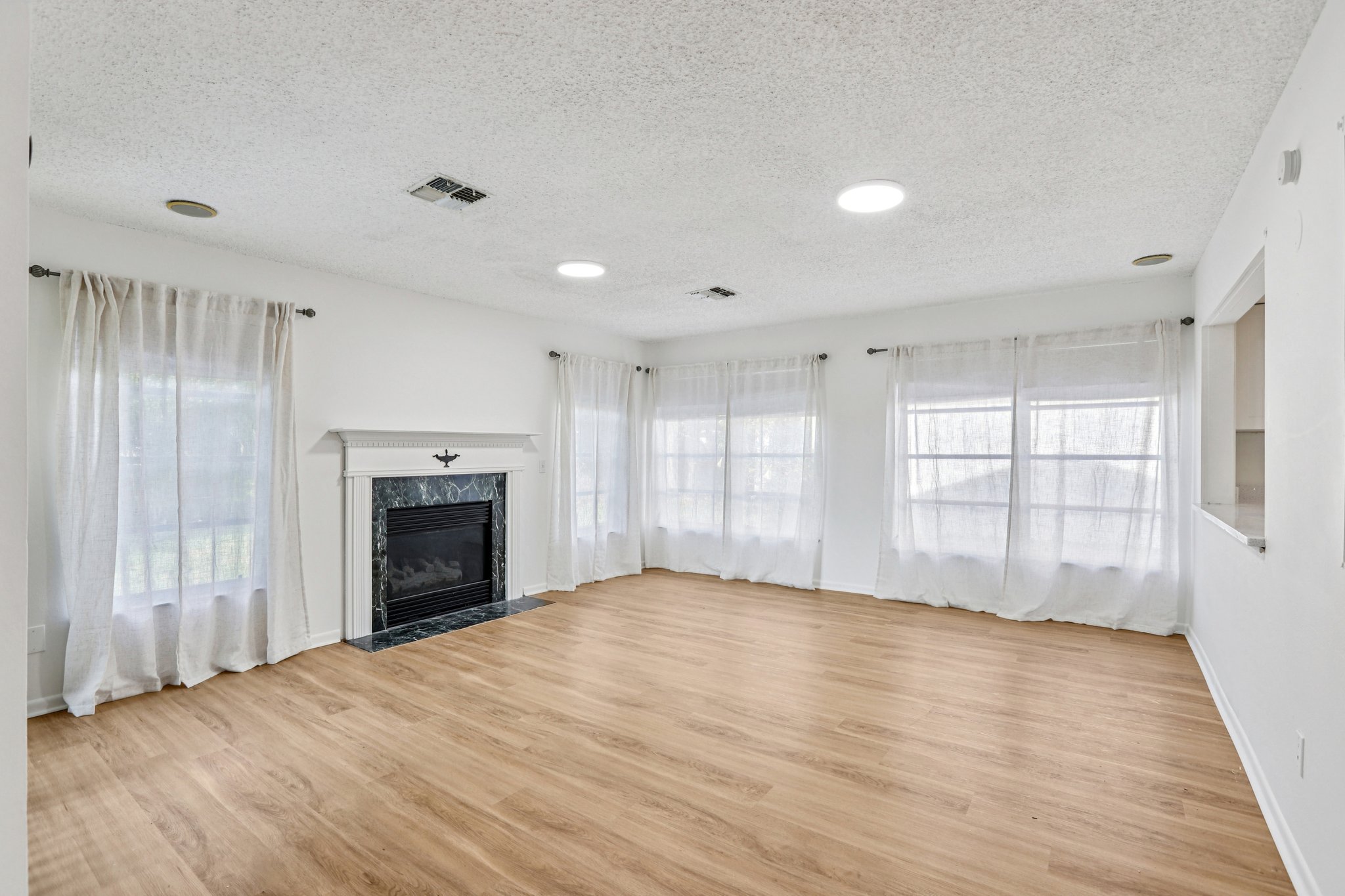 Rollingwood Dr-S0612-011.jpg