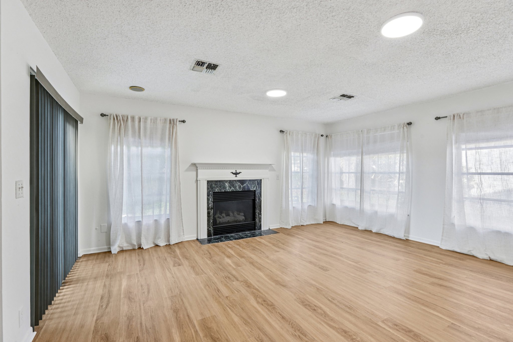 Rollingwood Dr-S0612-012.jpg