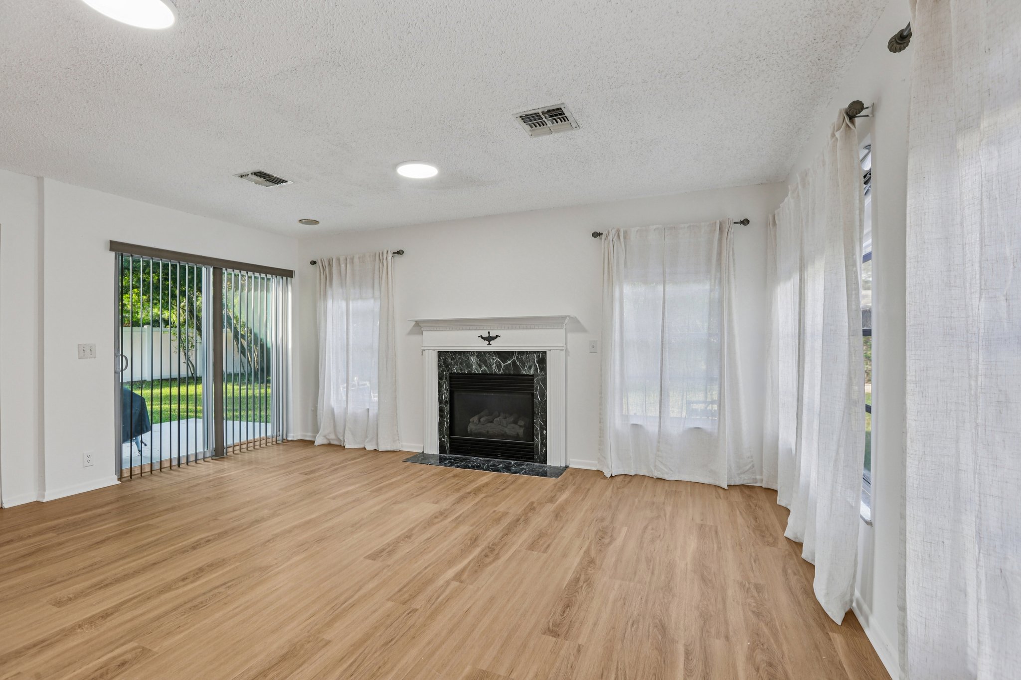 Rollingwood Dr-S0612-013.jpg