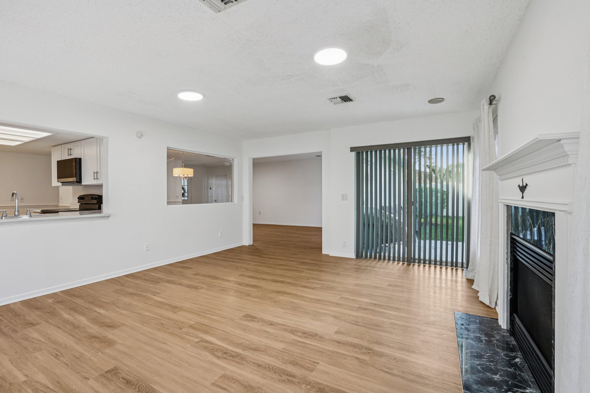 Rollingwood Dr-S0612-014.jpg