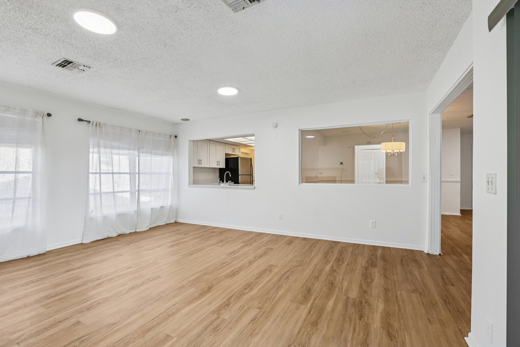 Rollingwood Dr-S0612-015.jpg