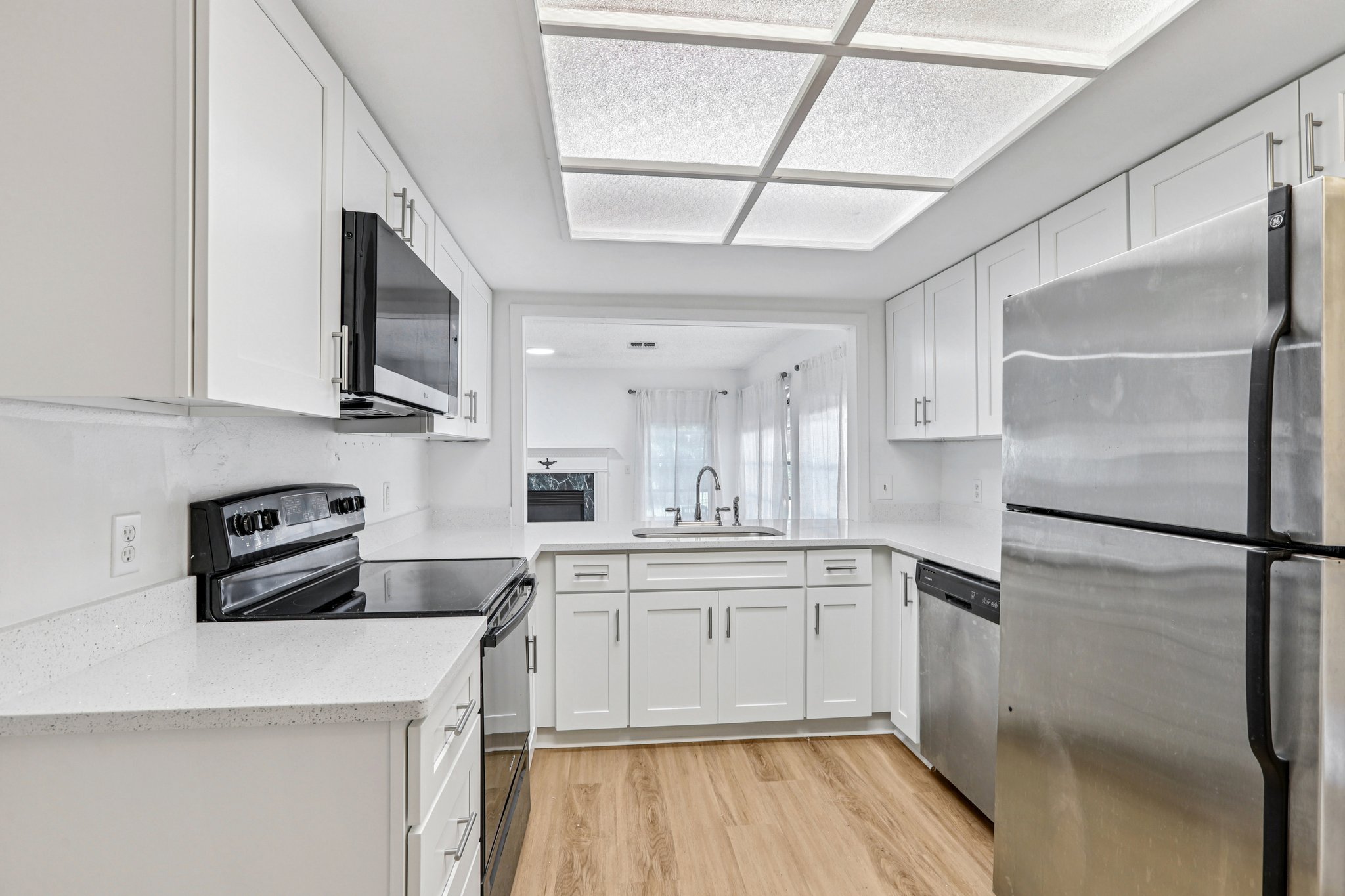 Rollingwood Dr-S0612-019.jpg