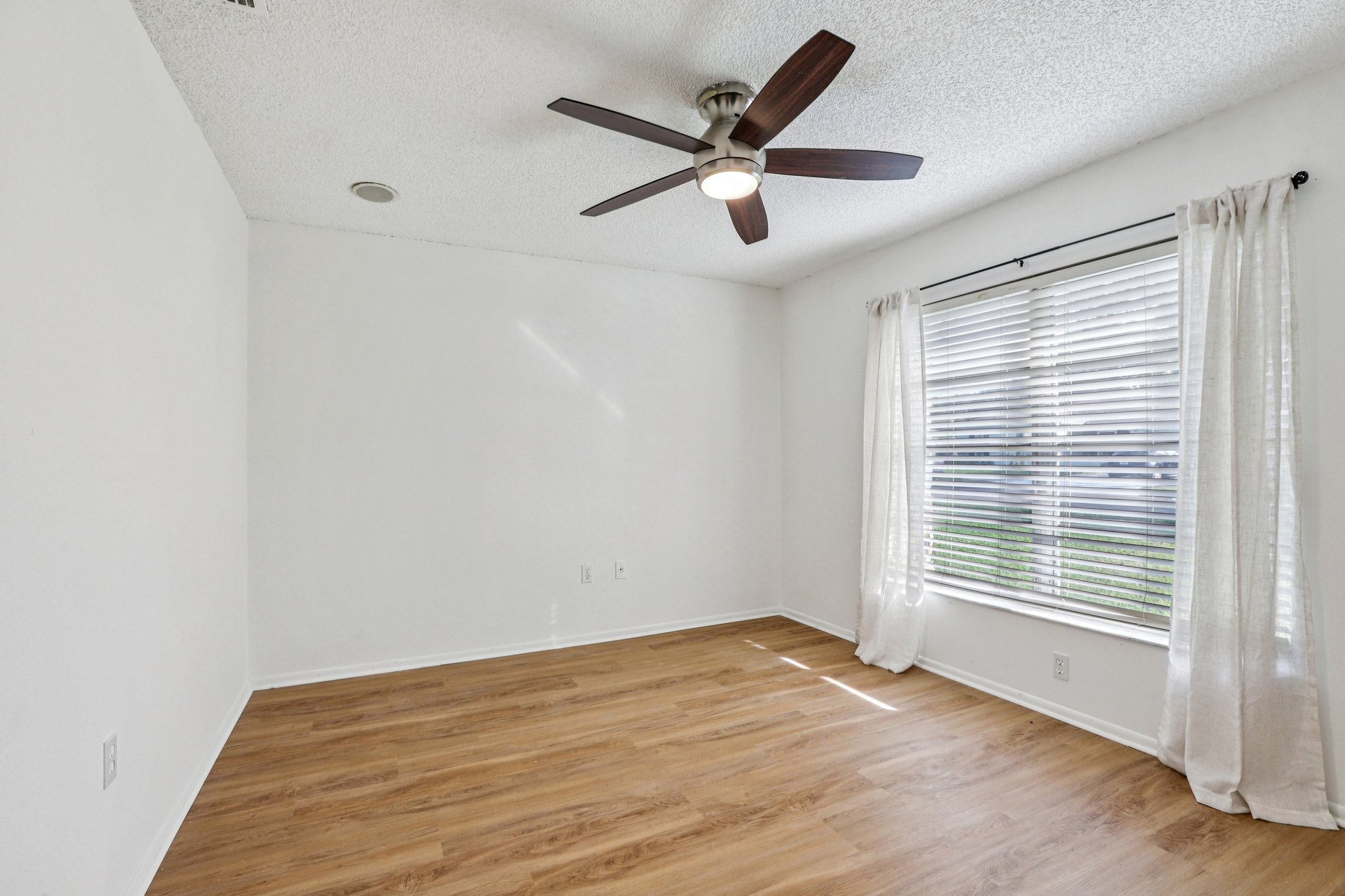 Rollingwood Dr-S0612-023.jpg