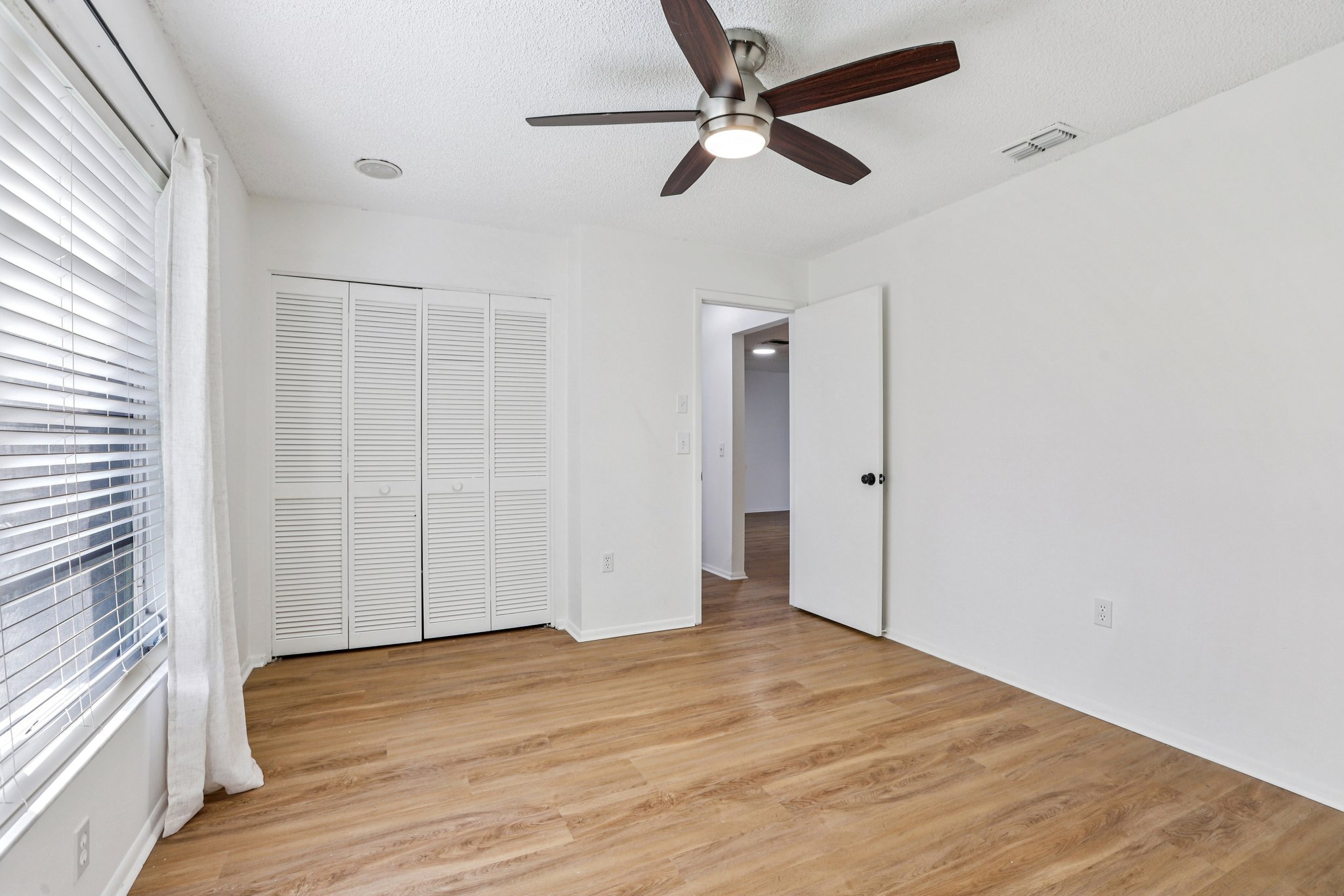 Rollingwood Dr-S0612-024.jpg