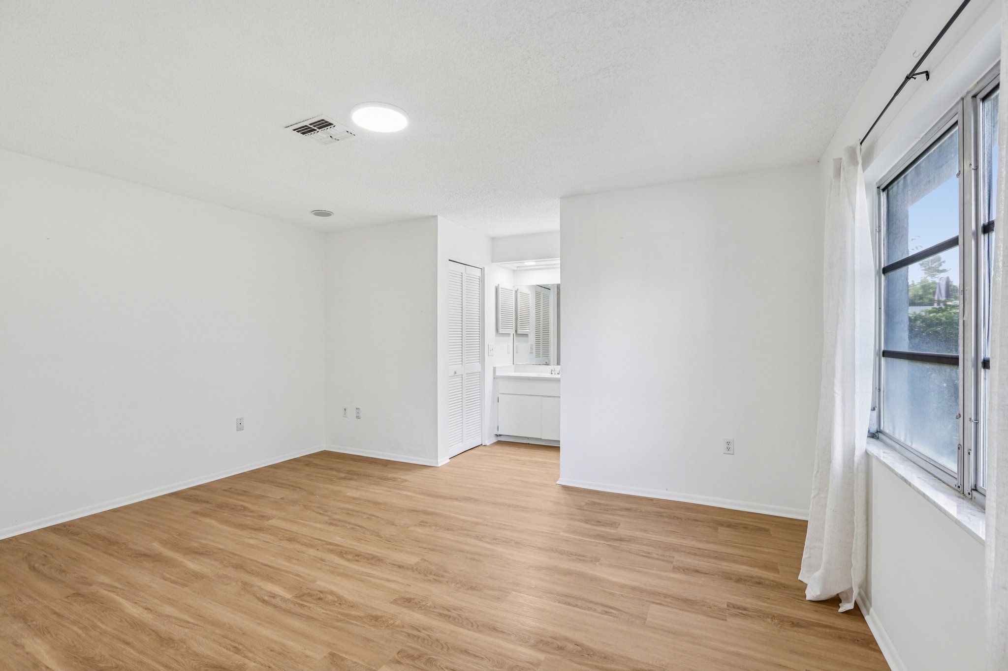 Rollingwood Dr-S0612-025.jpg