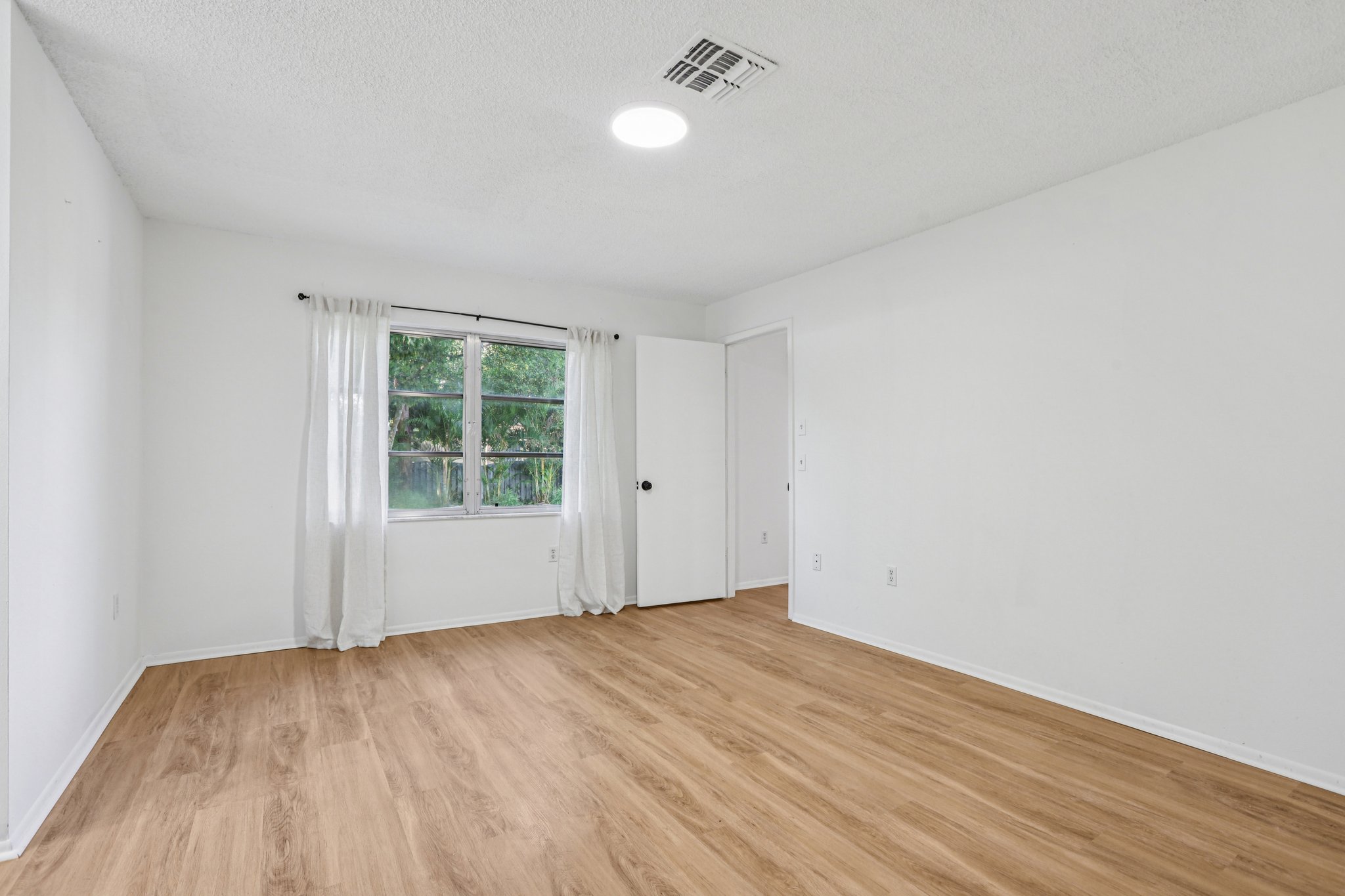 Rollingwood Dr-S0612-027.jpg