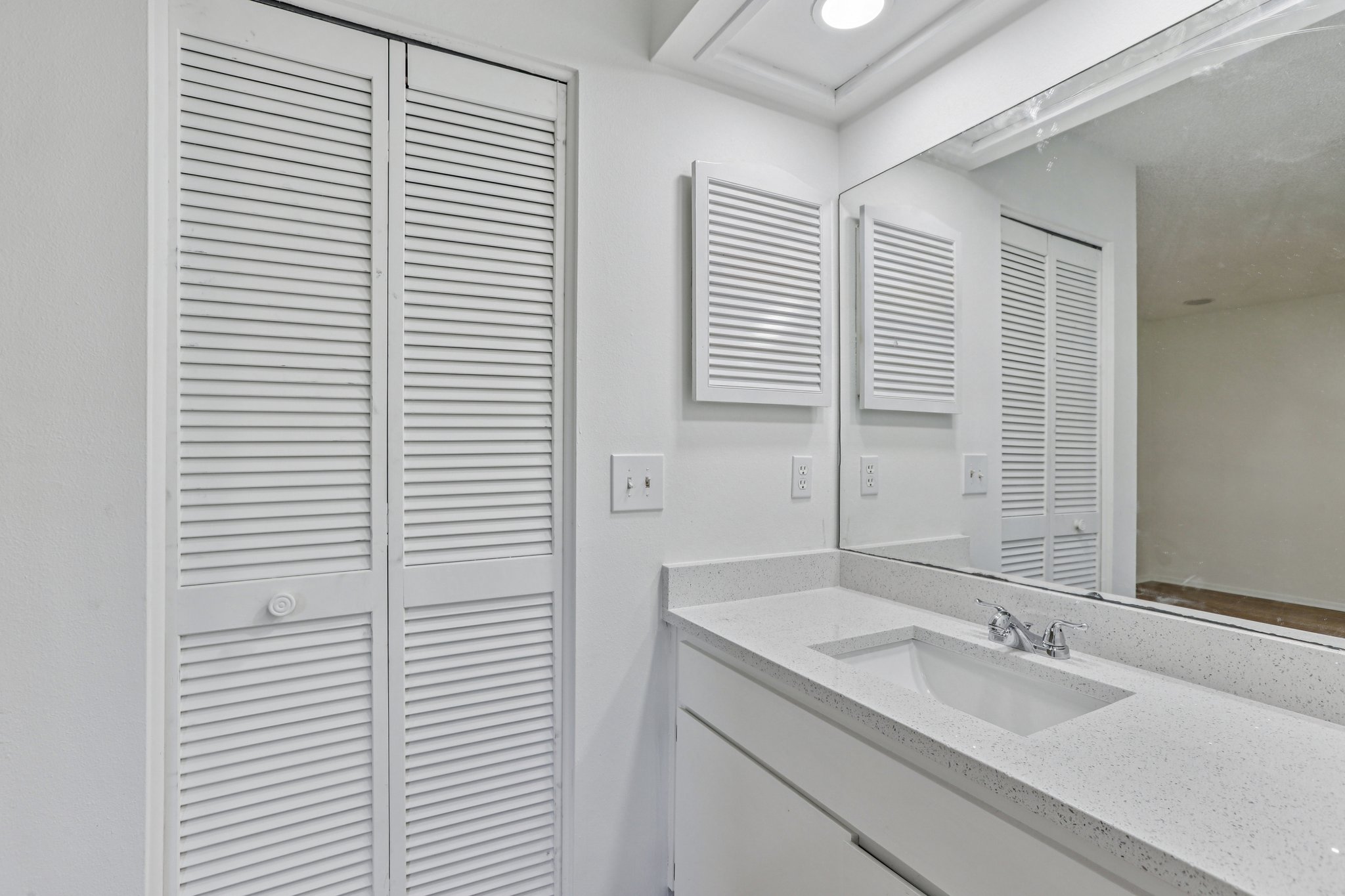 Rollingwood Dr-S0612-030.jpg