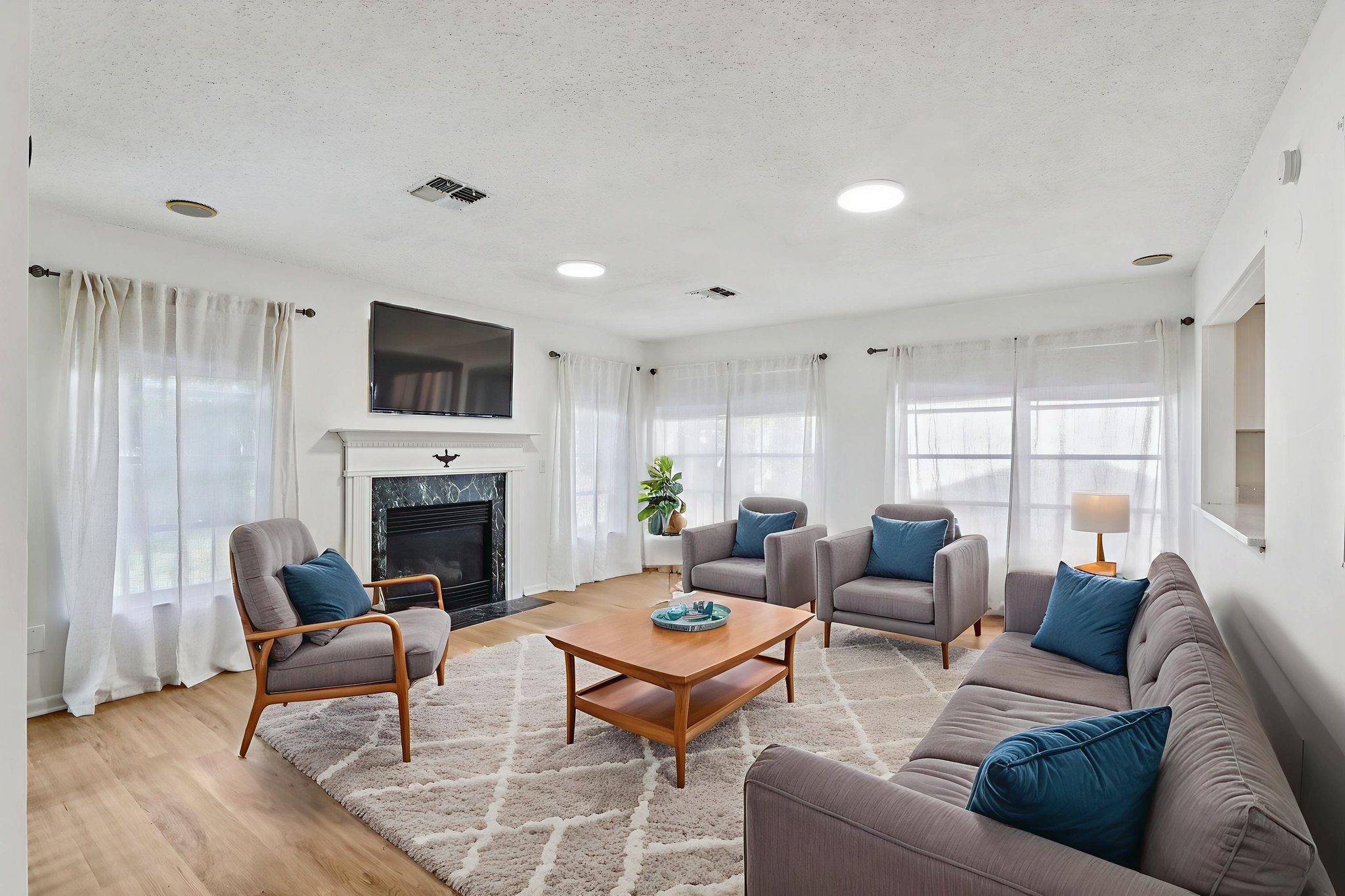 Rollingwood Dr-S0612-011 virtually staged.jpeg