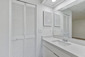 Rollingwood Dr-S0612-030.jpg