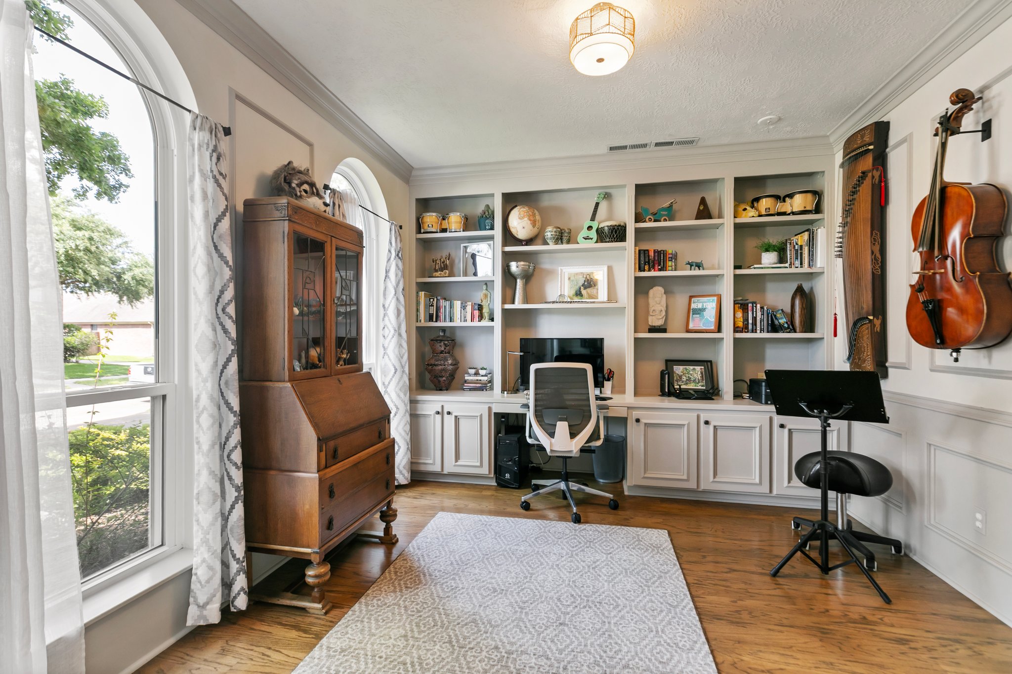 Lots of natural light from the 2 windows in the front