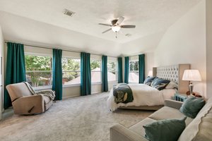 Large primary bedroom w/ new carpet and tons of natural light