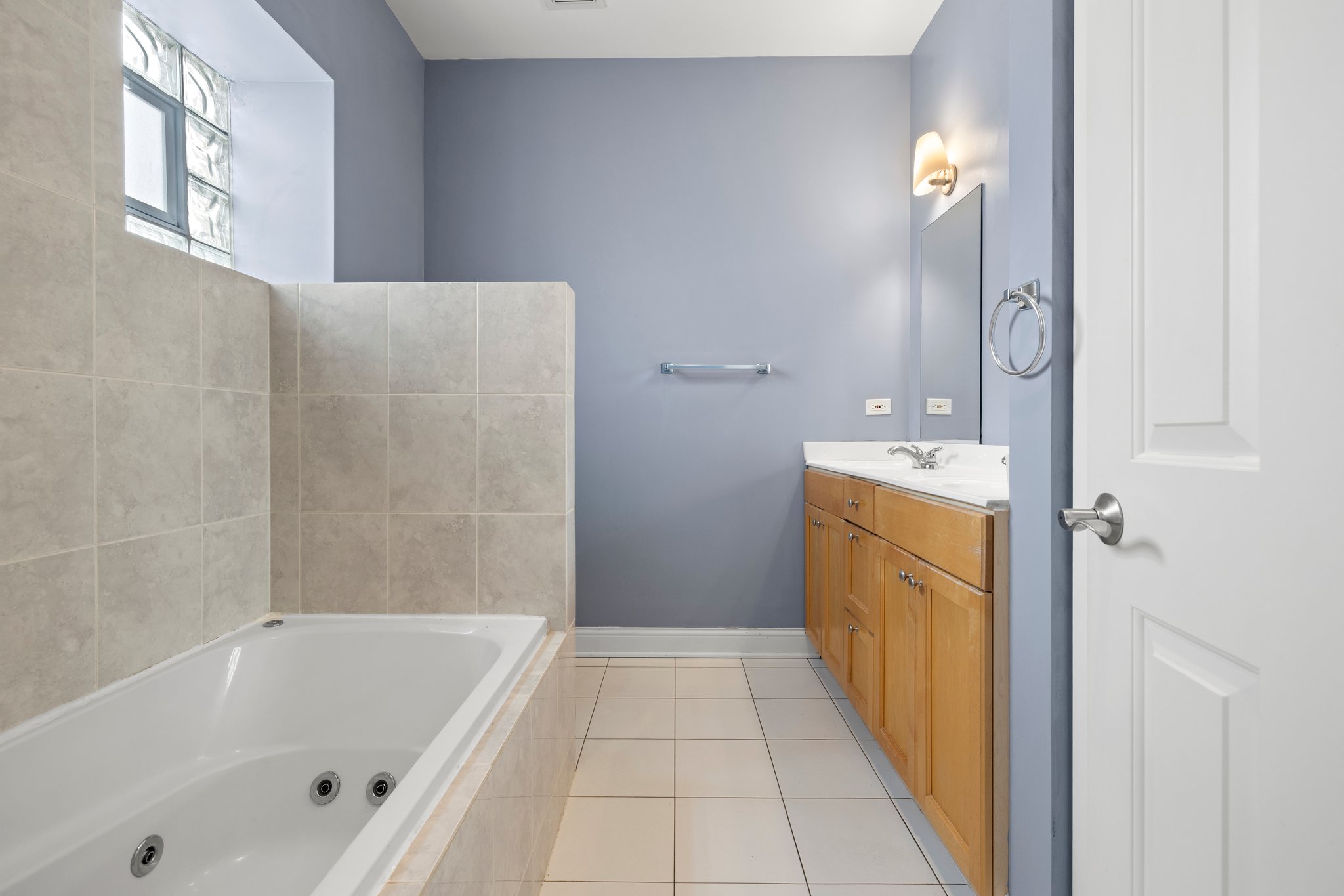 1122 N Oakley Blvd, Chicago, IL 60622, USA Photo 11