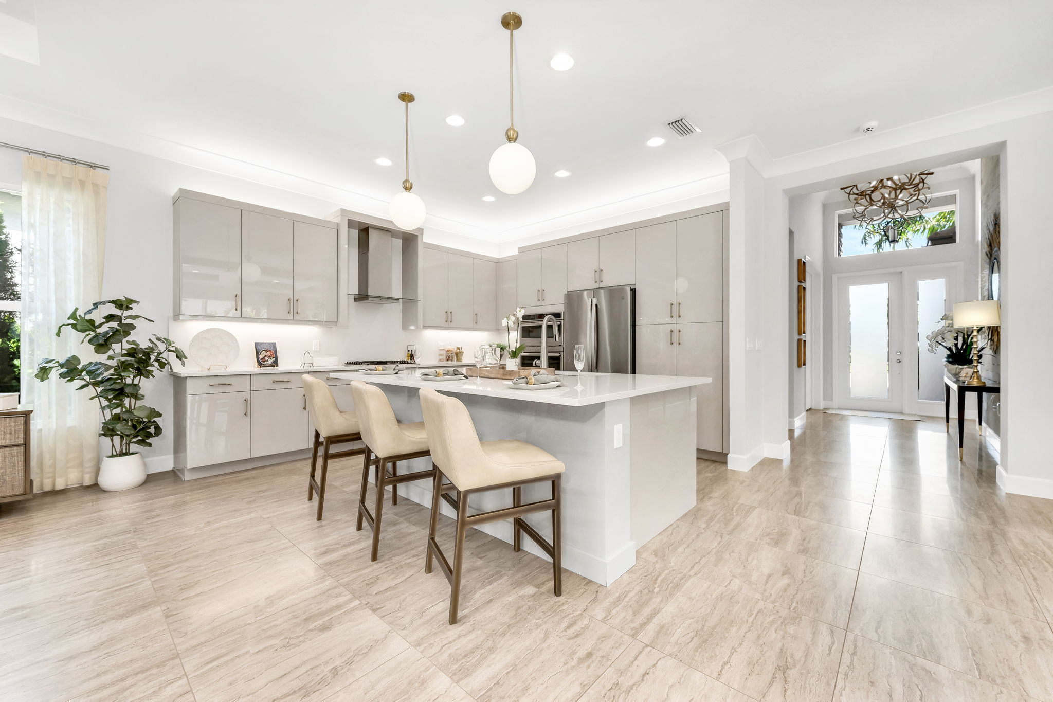 Breakfast Bar - Kitchen - Foyer