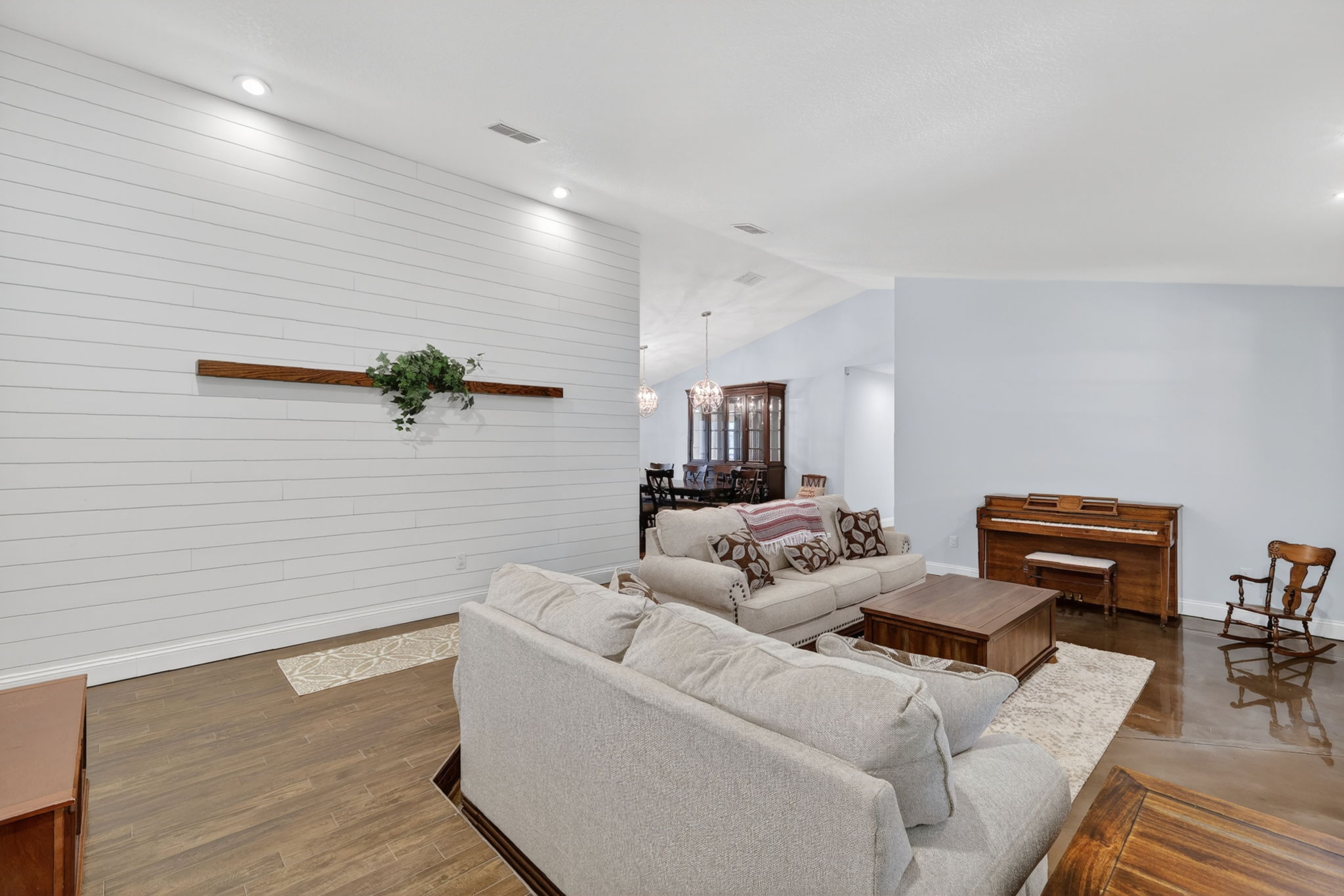 11241 Em En El Grove Rd -215