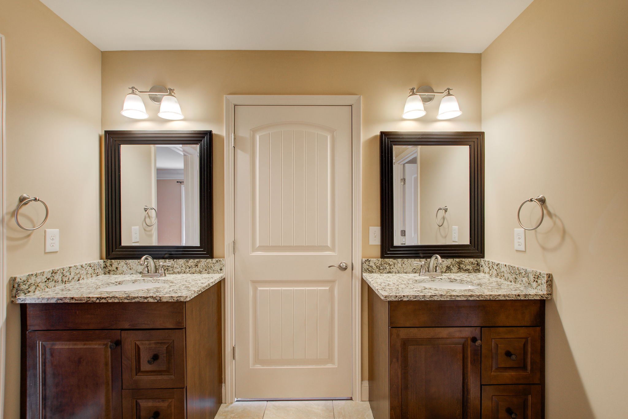 28 Jack + Jill Bath Dual Vanity w BR 2 Access