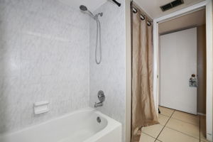 Bathroom 1 - 495A1307 (1)