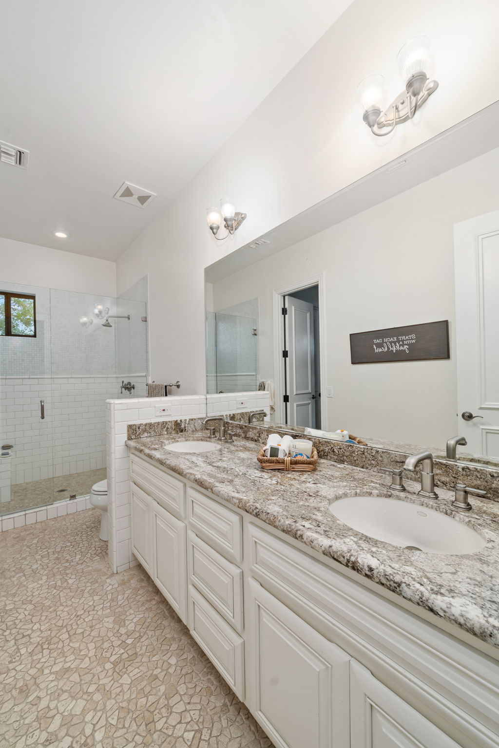 Bathroom En-Suite 2