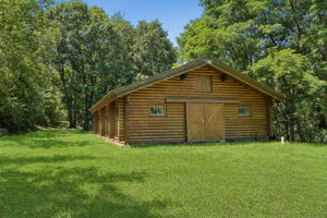 Barn with the potential to accommodate up to five horses.