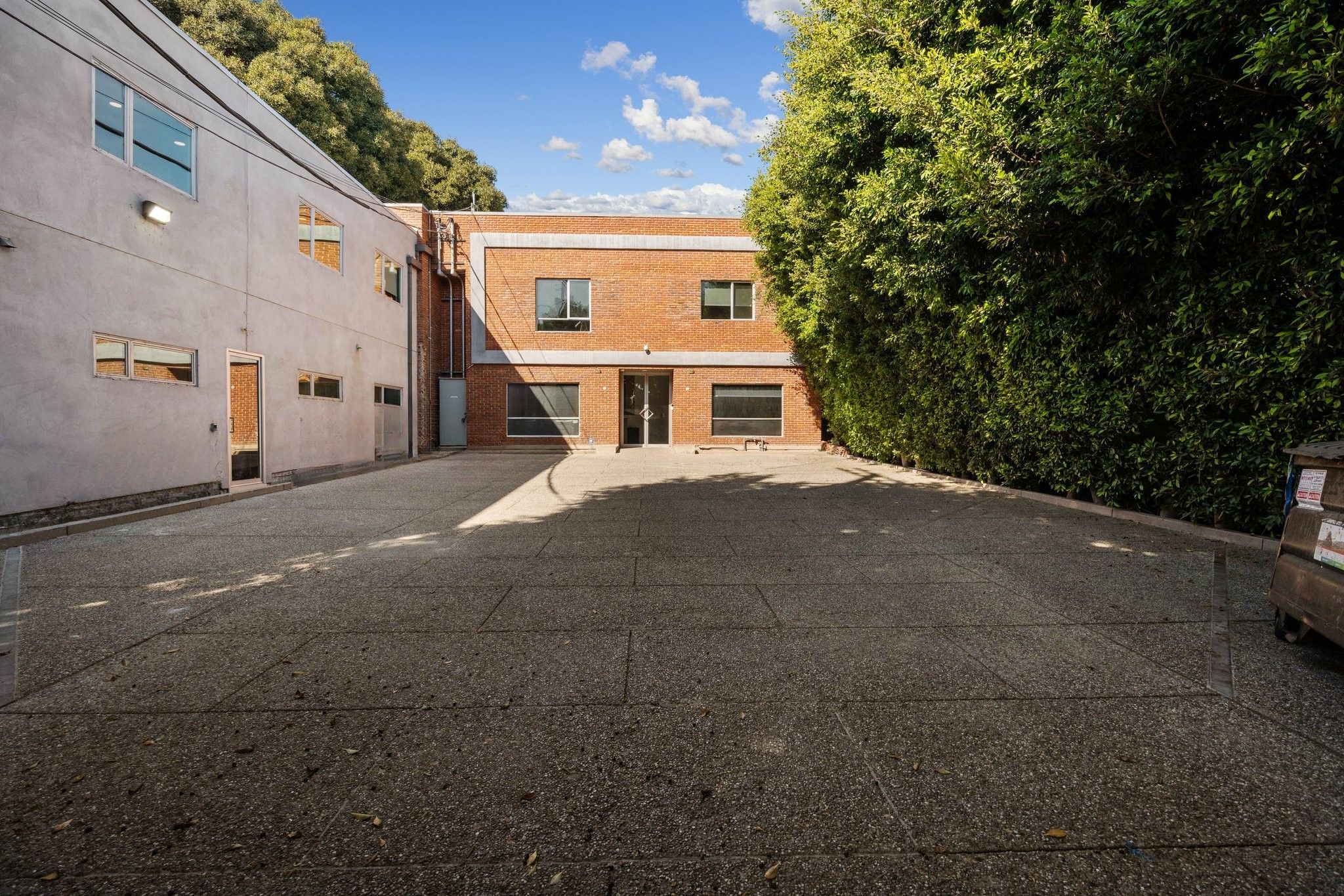 https://cdn.aryeo.com/listings/11333-iowa-ave-los-angeles-ca-90025-12703642/resized/thumbnail/thumbnail-01991b25-bea3-70b7-9618-2f4469826570.jpeg