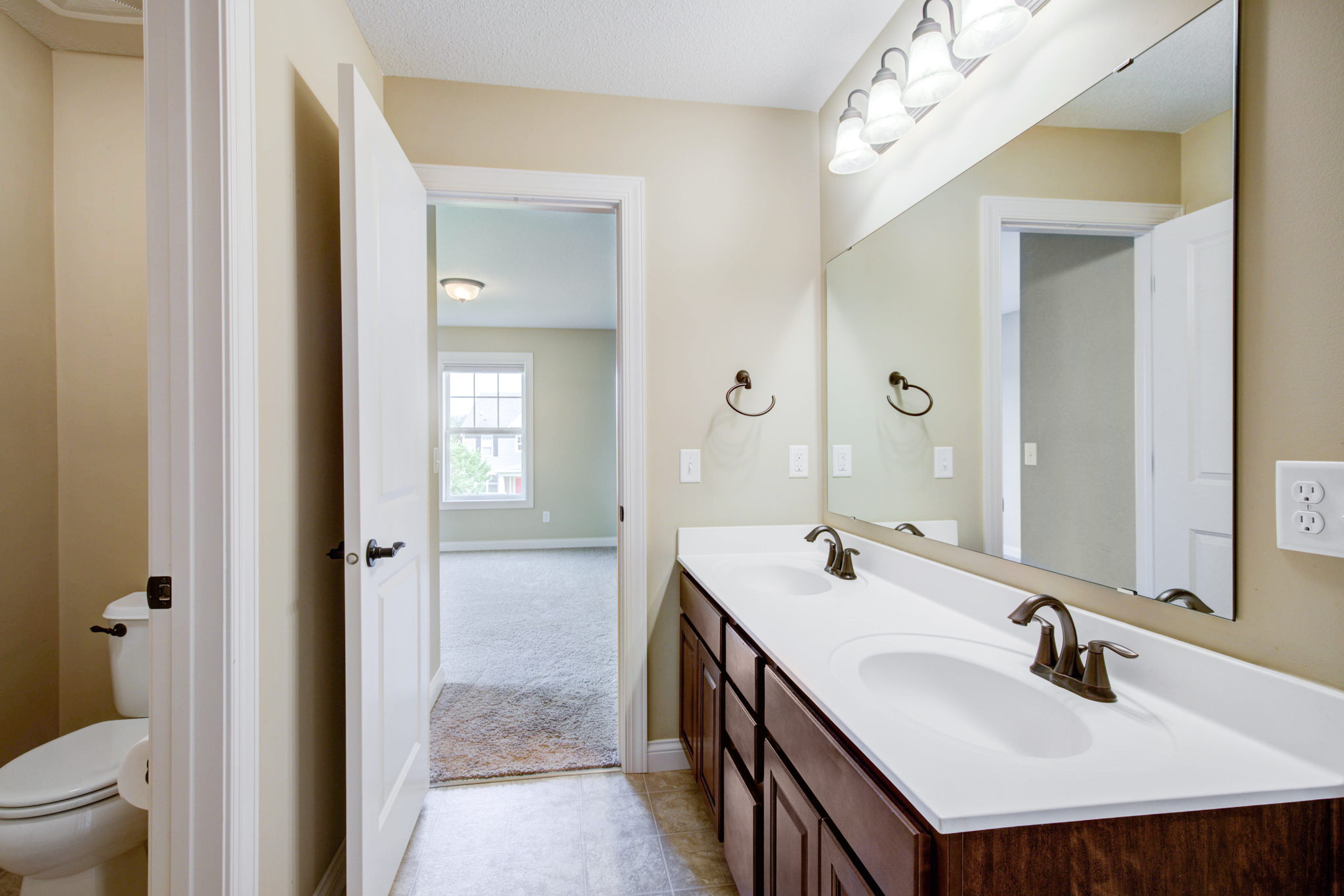 21 Upper Level Shared Bathroom