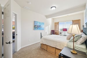 Bayfield Dr-S2101-062.jpg