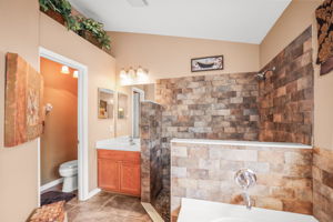 Bathroom 1 - 495A2659