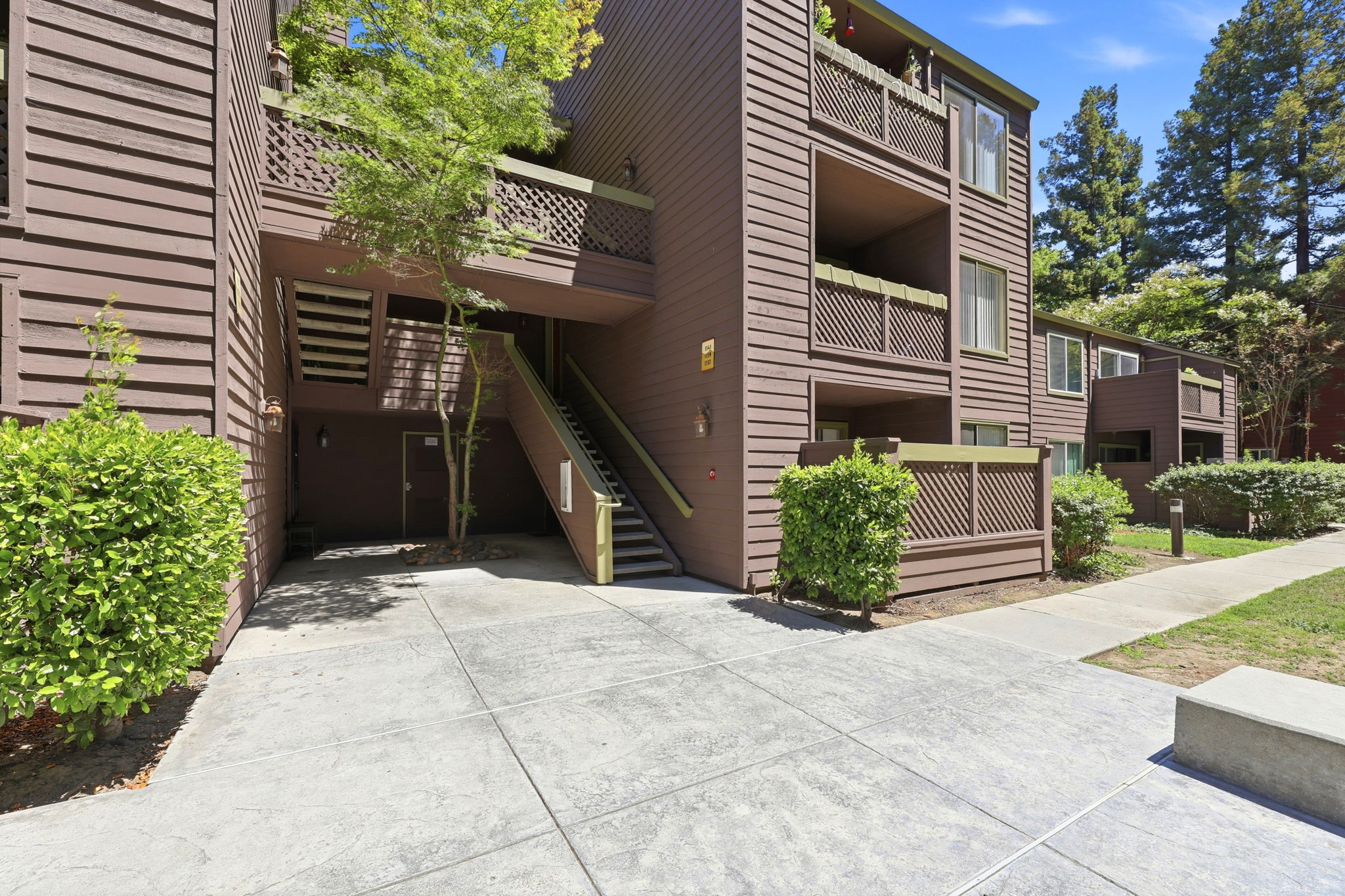 003_F8_1137 Yarwood Ct