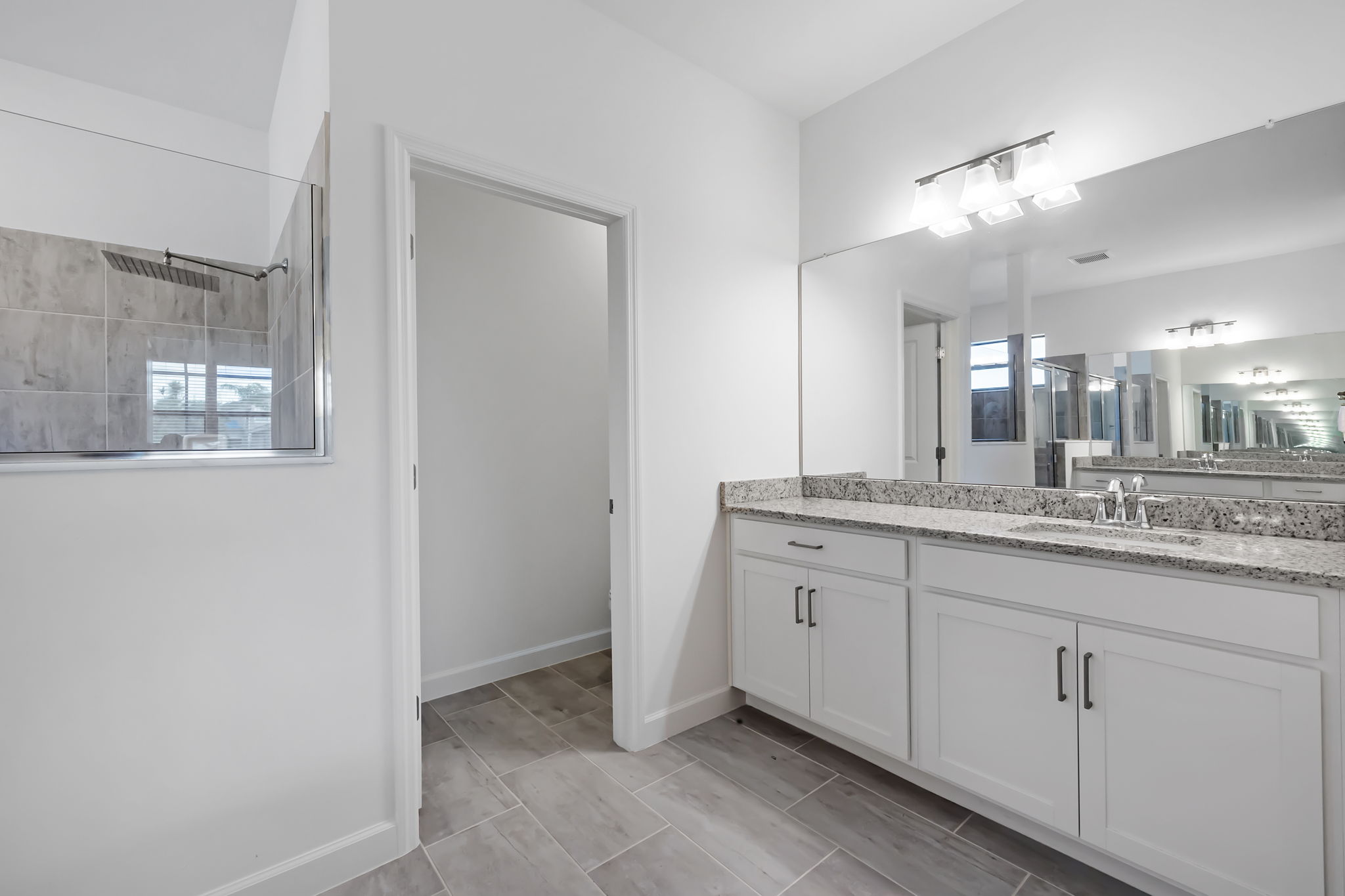 Primary bathroom (2)