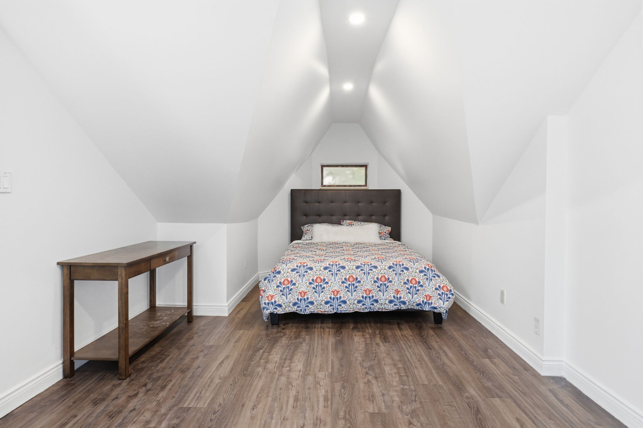 Property in Toronto — delivered property photograph 23