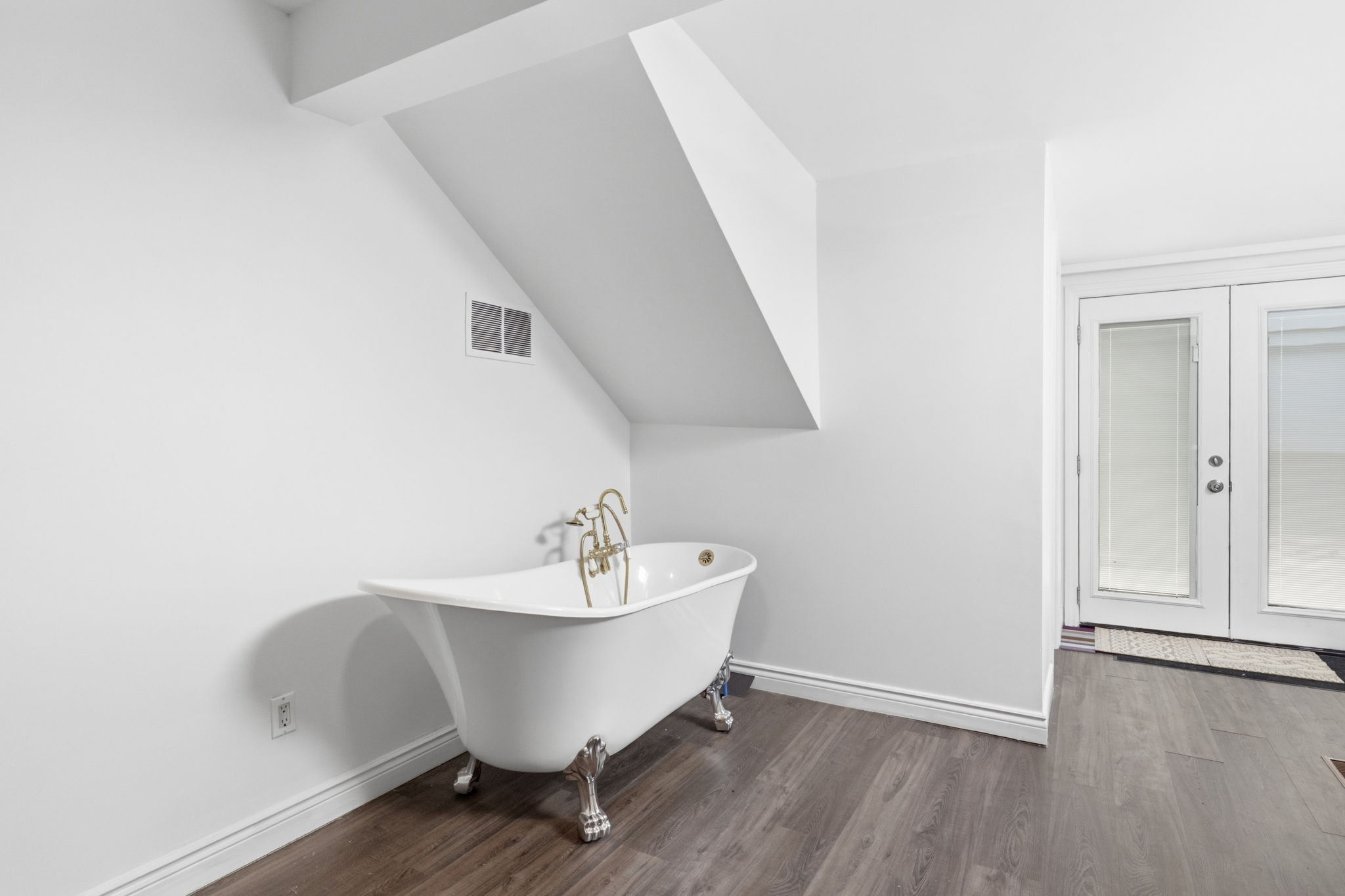 Property in Toronto — delivered property photograph 25