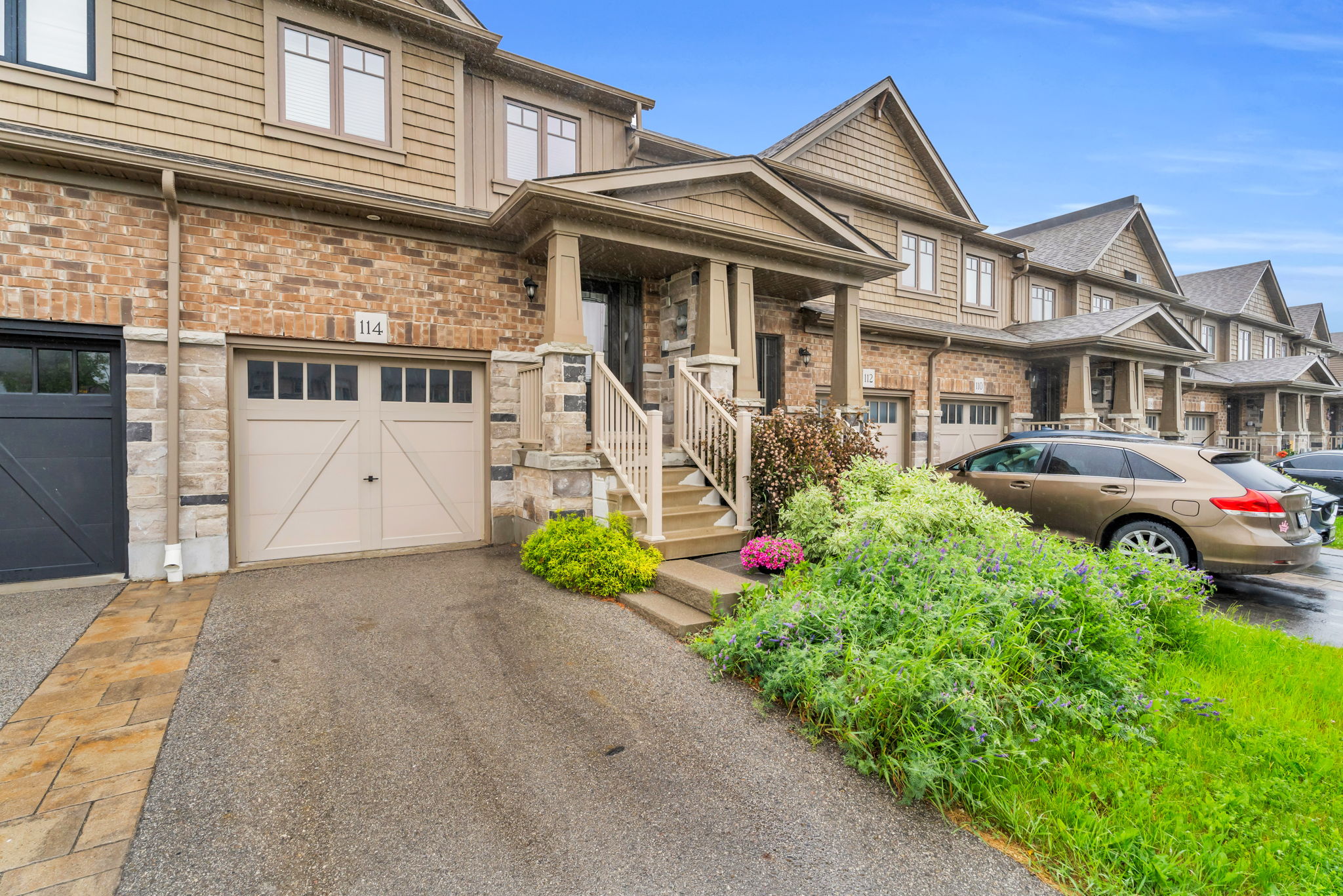 Front Porch/Entrance