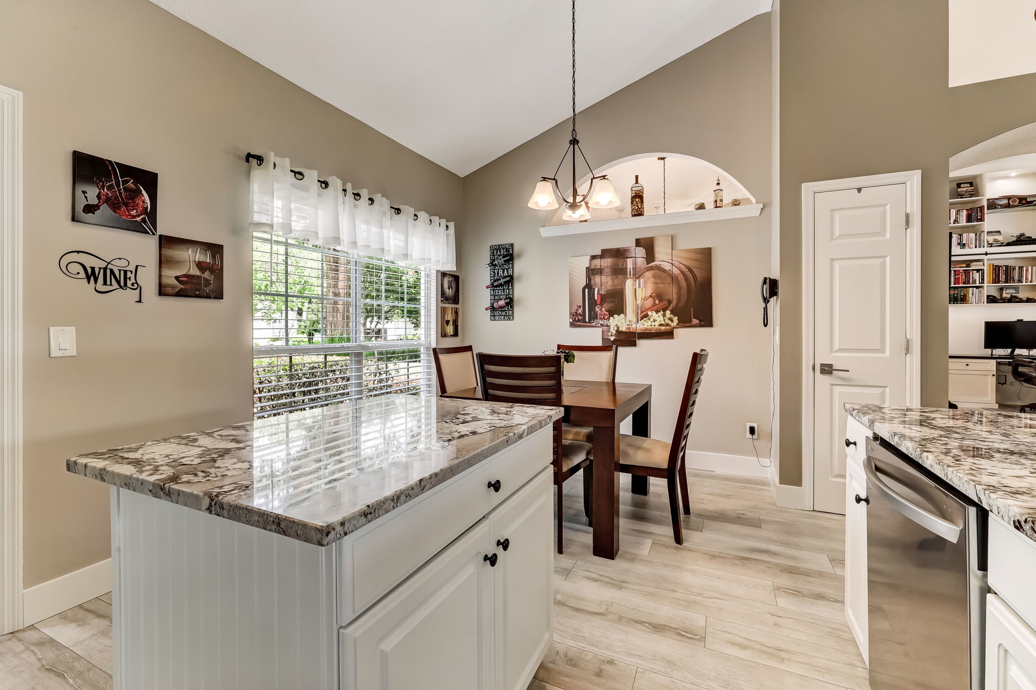 Kitchen/Breakfast Area