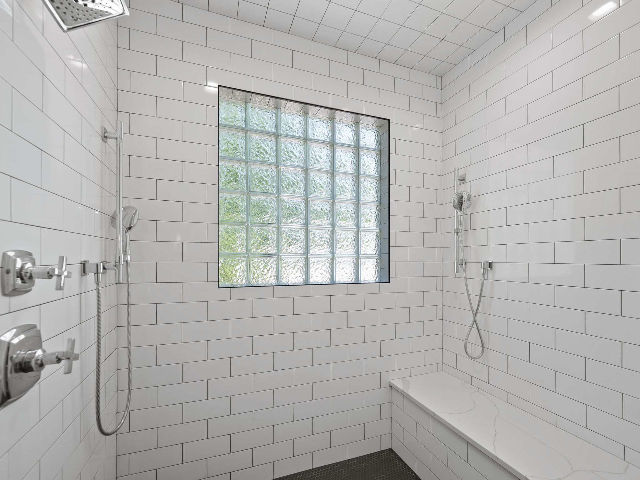 Large shower w/ bench