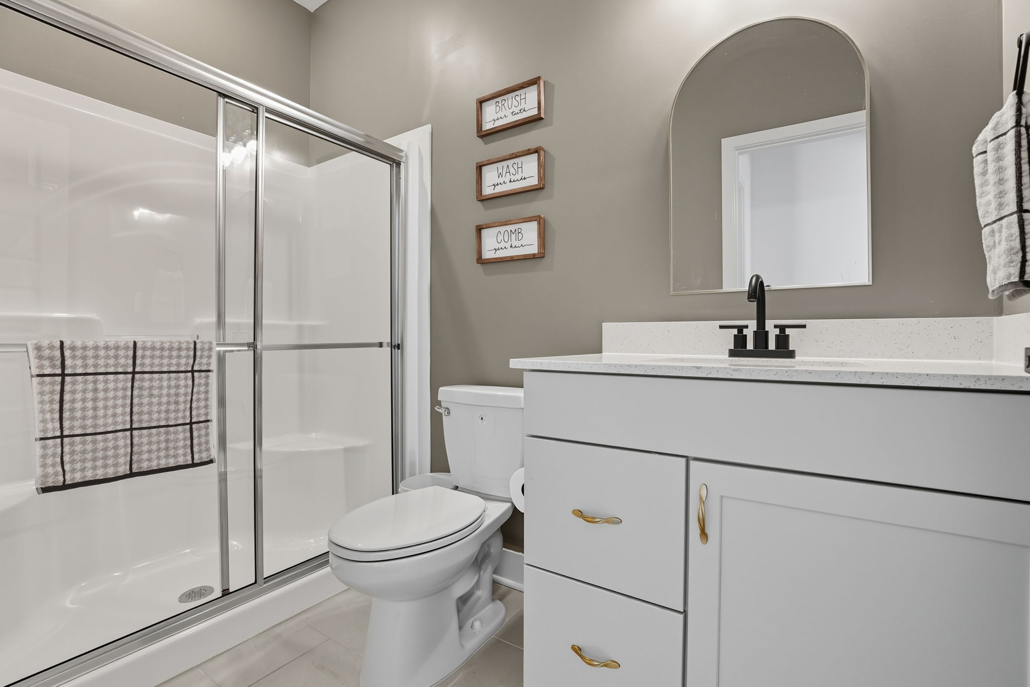 Full Bath - main floor bedroom